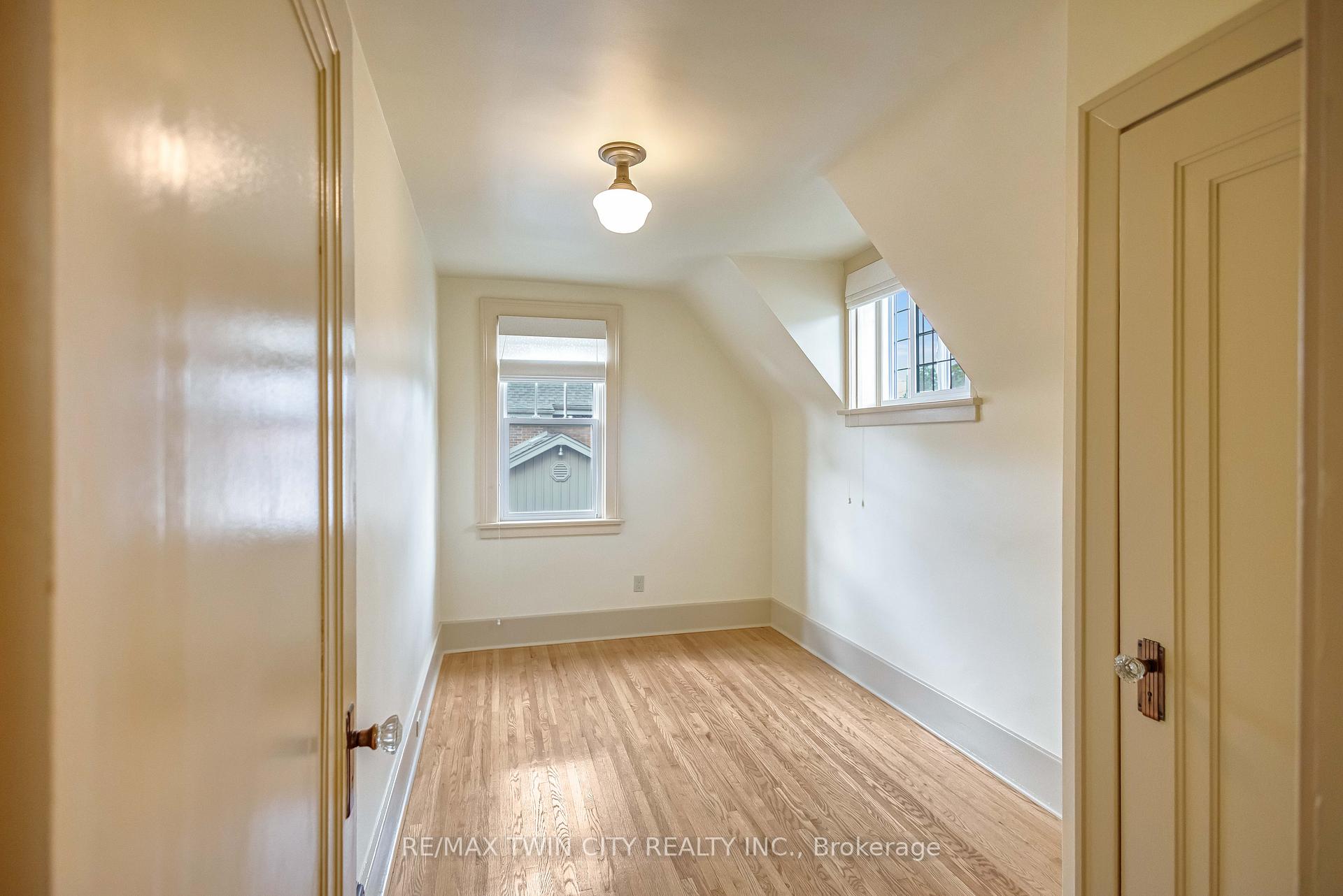 Photo 15 of 25 Broadway Street E, Brant, Paris — HOMEH