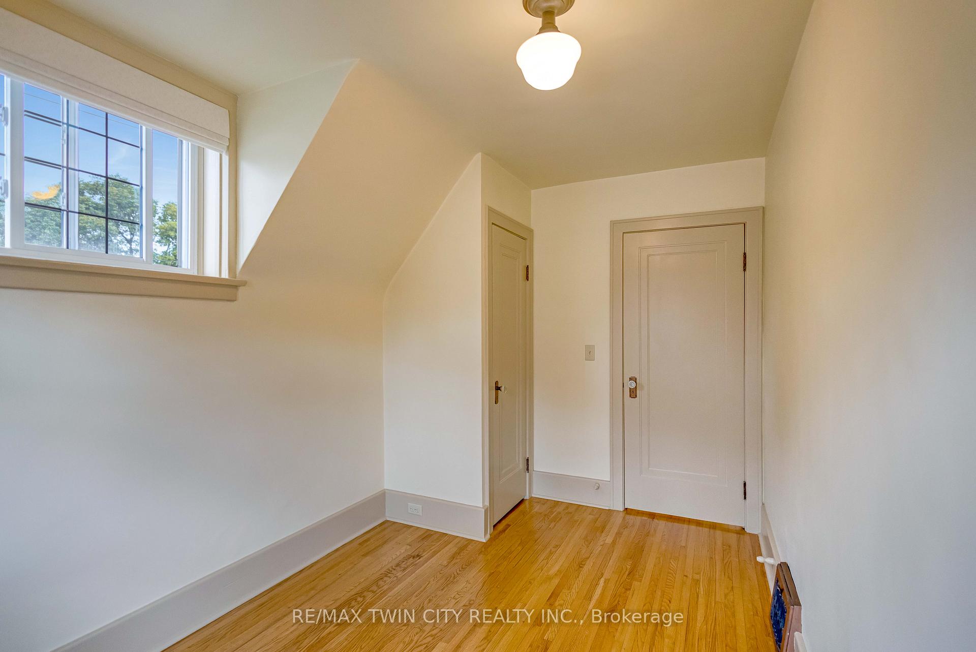 Photo 35 of 25 Broadway Street E, Brant, Paris — HOMEH