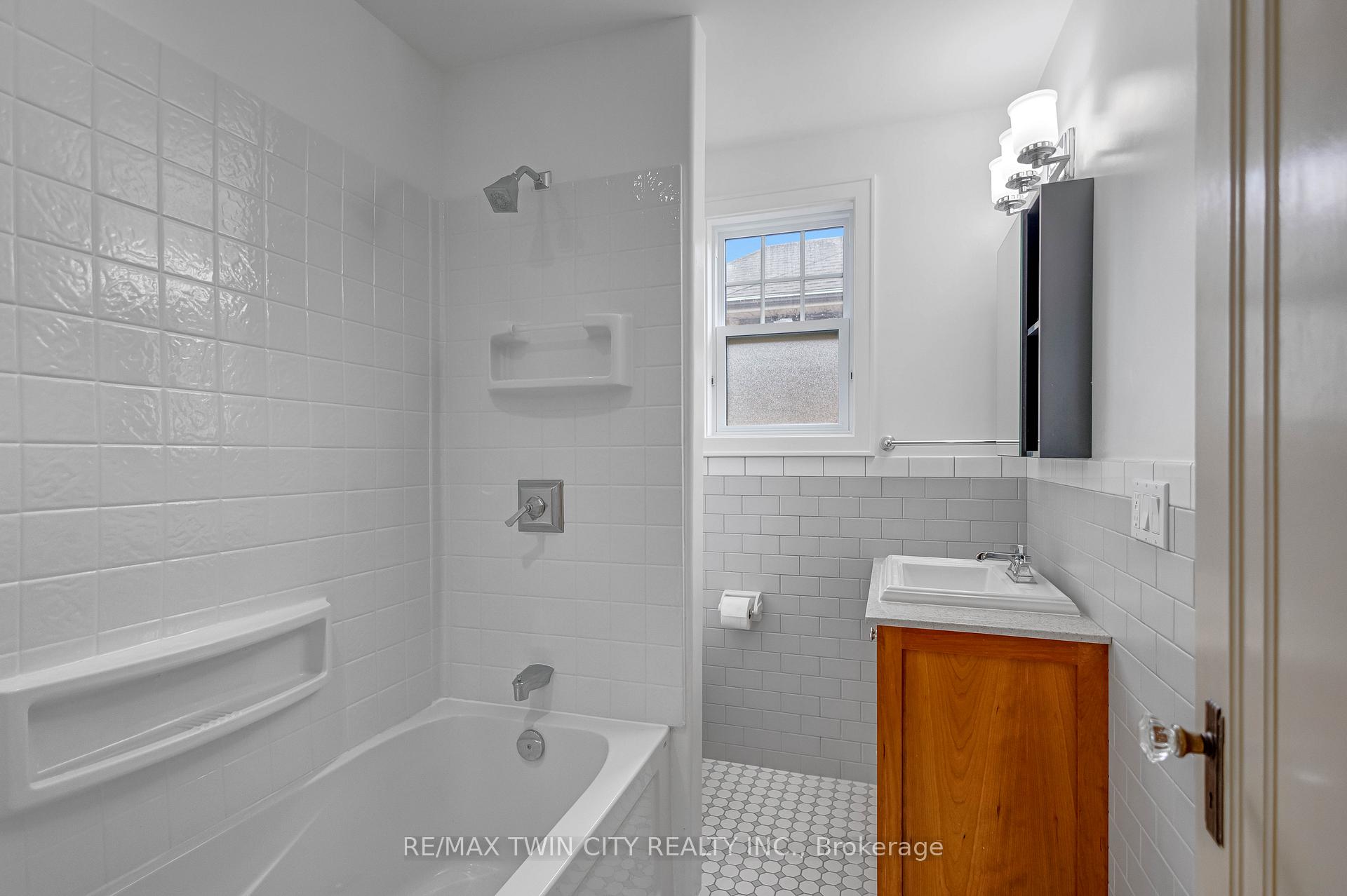 Photo 25 of 25 Broadway Street E, Brant, Paris — HOMEH