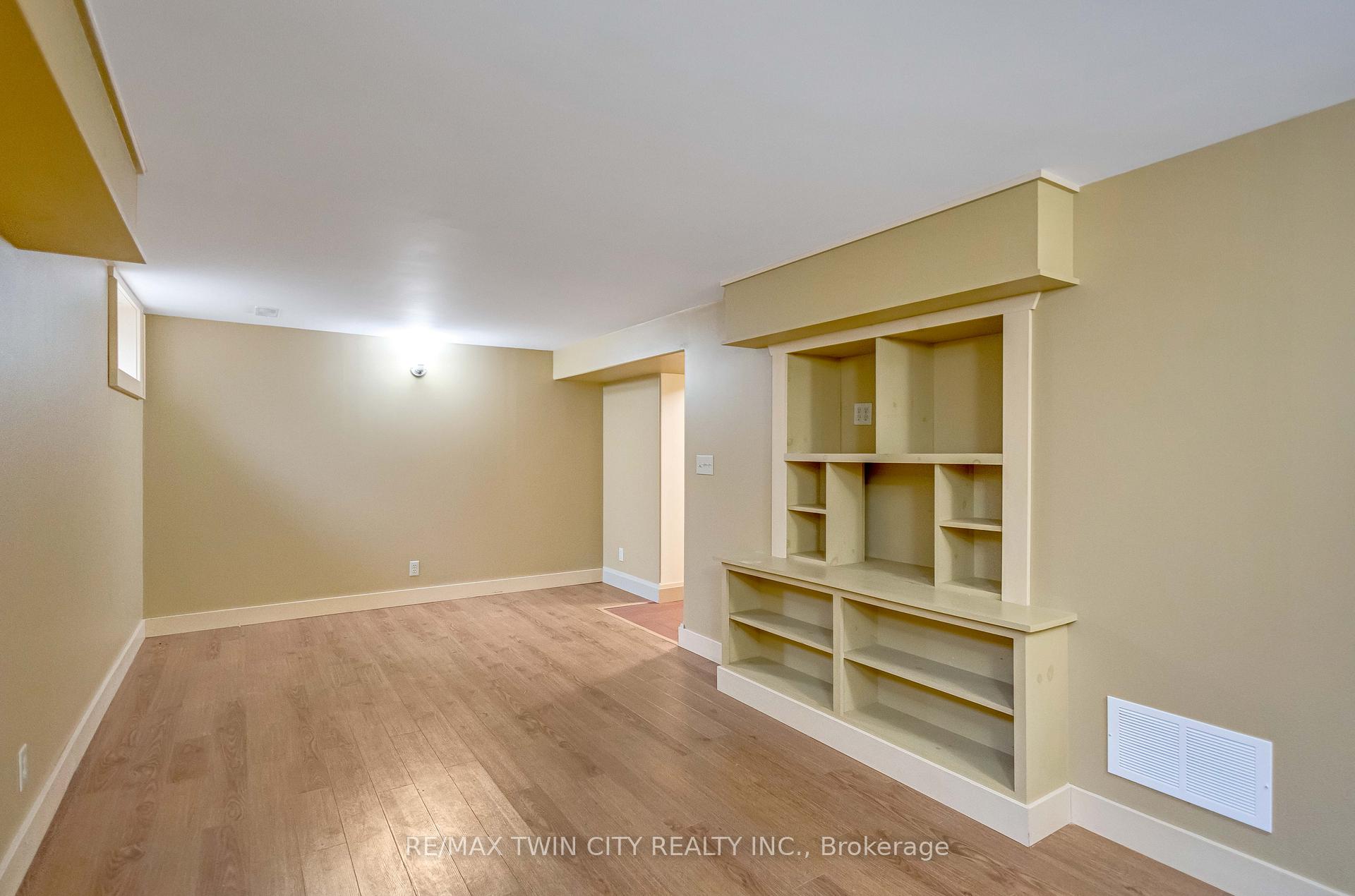 Photo 24 of 25 Broadway Street E, Brant, Paris — HOMEH