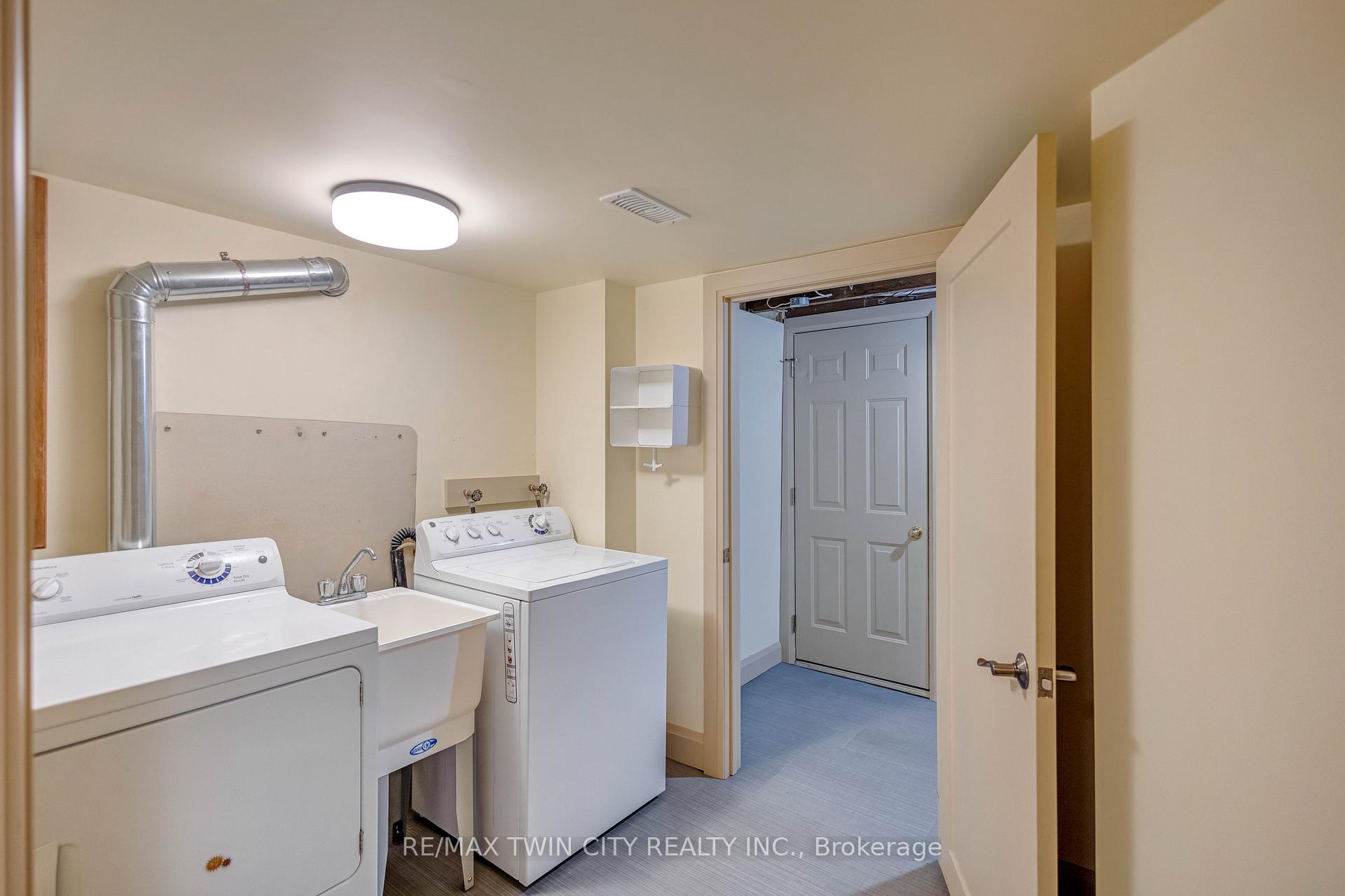 Photo 23 of 25 Broadway Street E, Brant, Paris — HOMEH