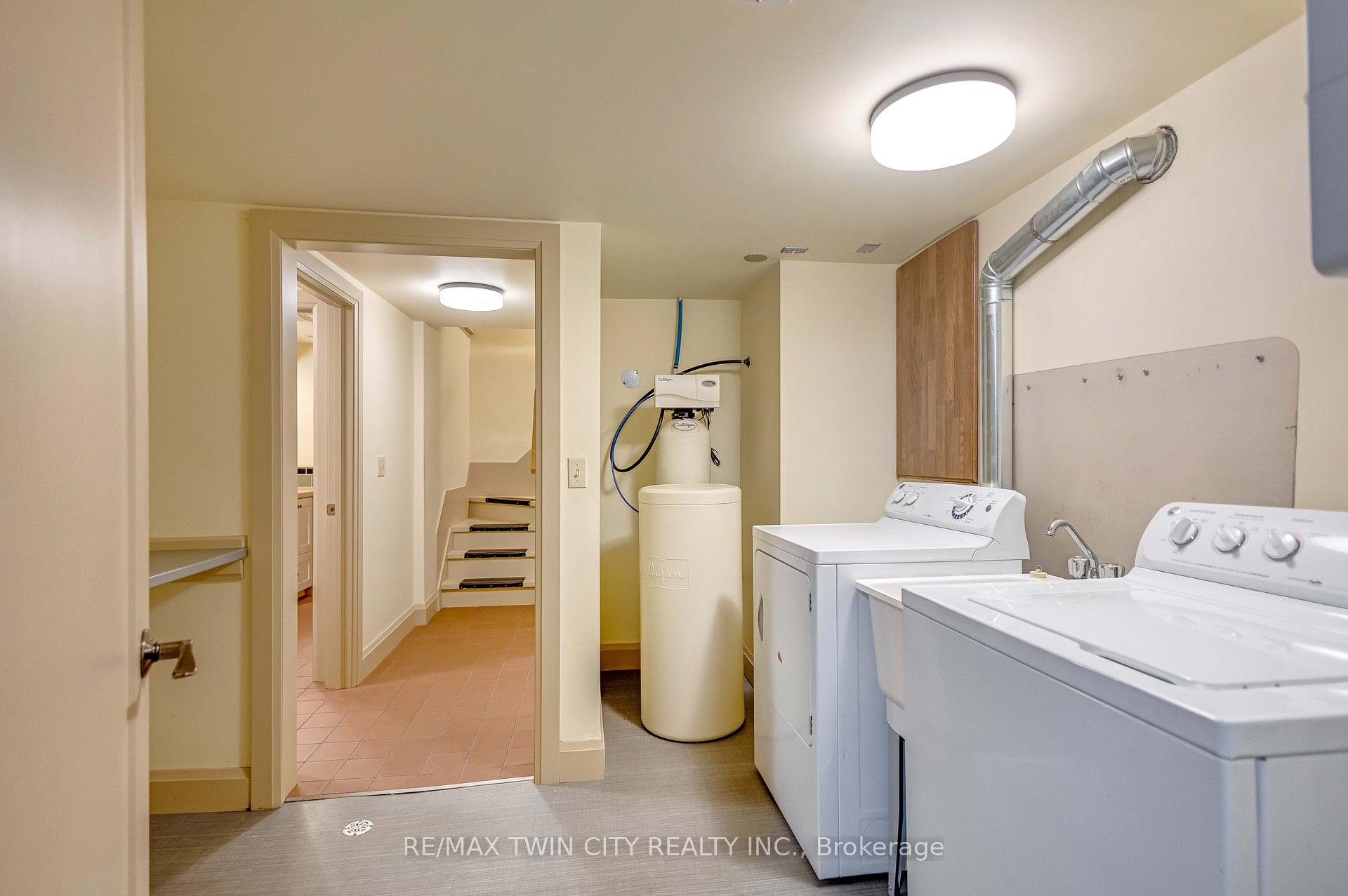 Photo 20 of 25 Broadway Street E, Brant, Paris — HOMEH