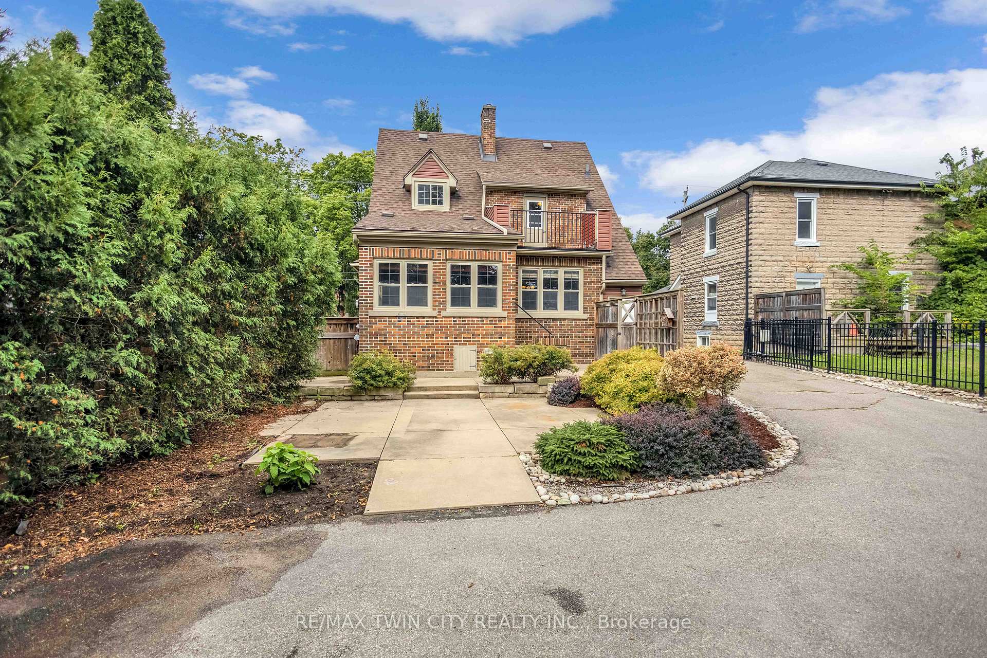 Photo 40 of 25 Broadway Street E, Brant, Paris — HOMEH