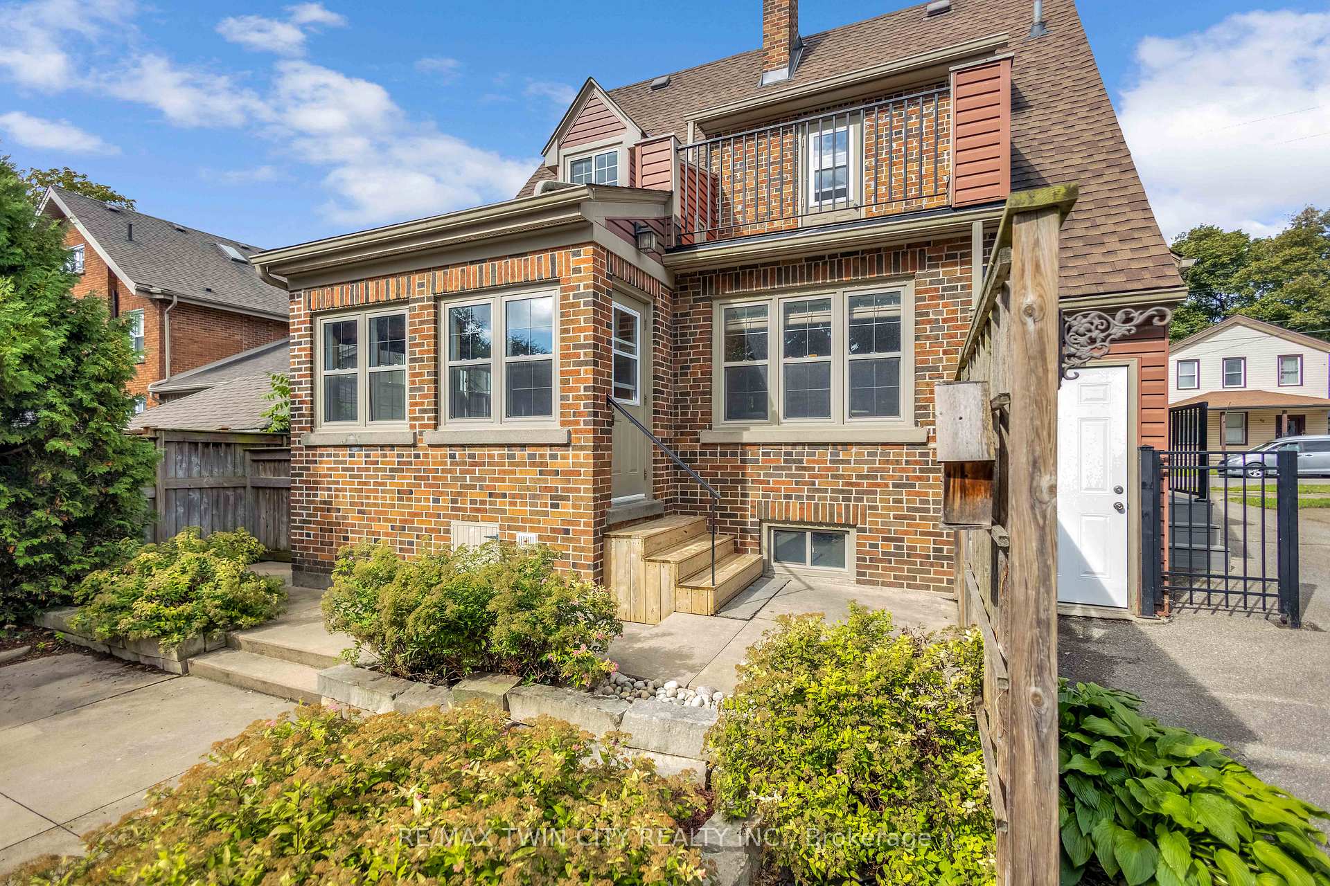 Photo 48 of 25 Broadway Street E, Brant, Paris — HOMEH