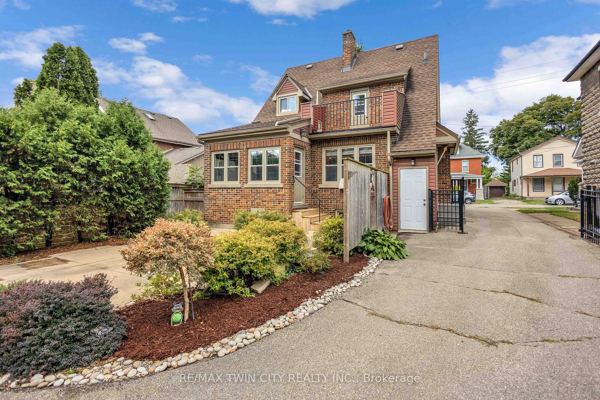 Photo 31 of 25 Broadway Street E, Brant, Paris — HOMEH