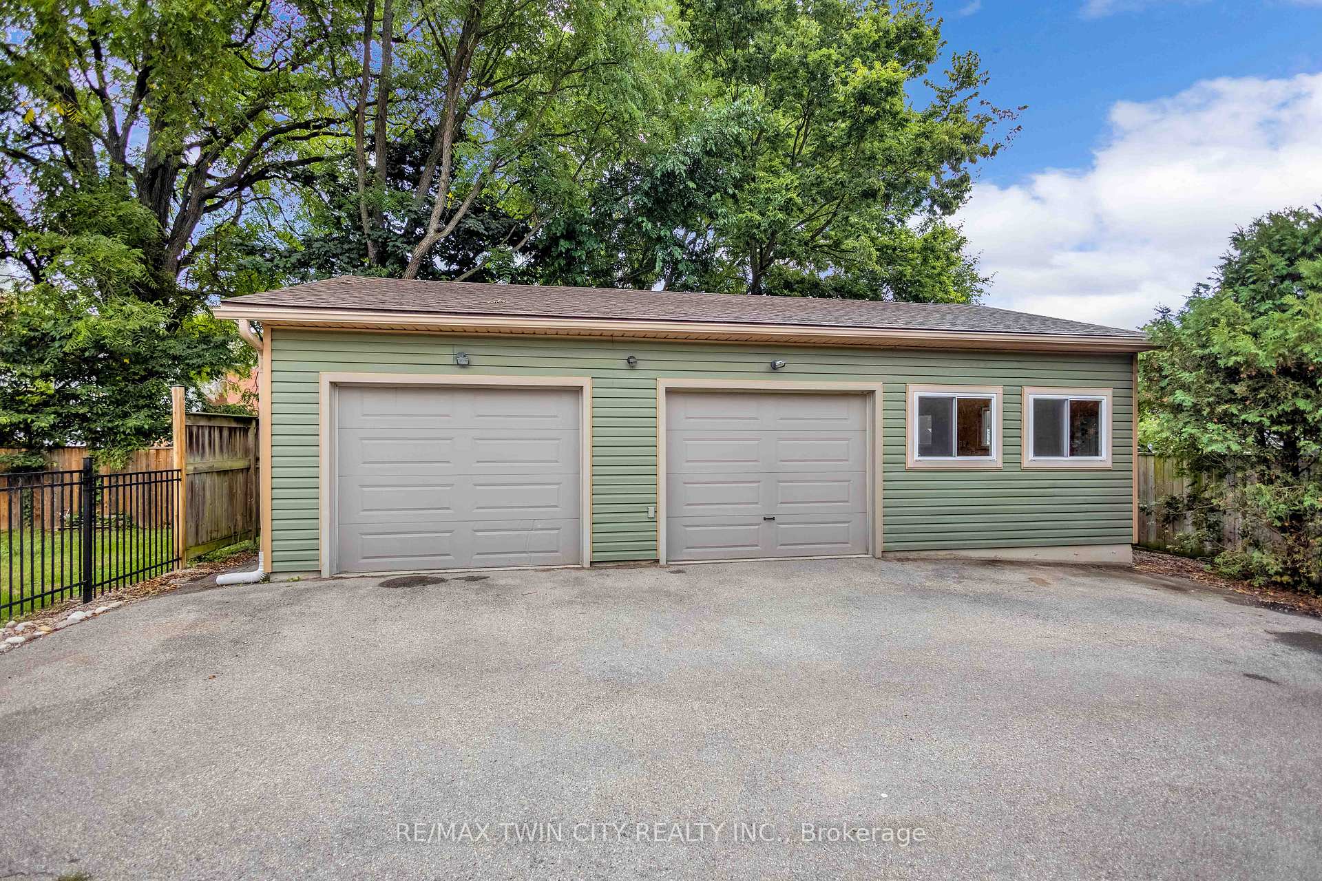 Photo 22 of 25 Broadway Street E, Brant, Paris — HOMEH