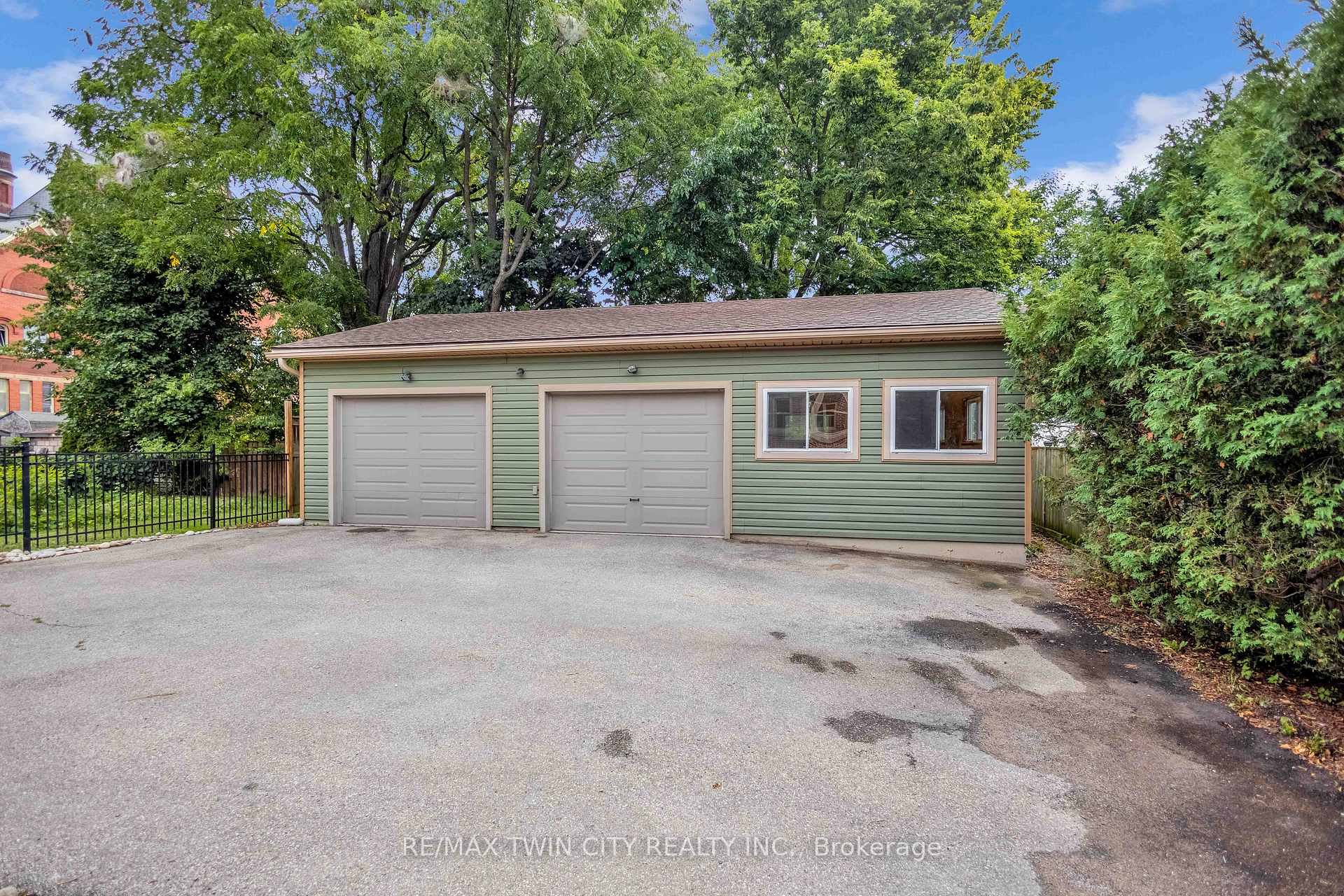 Photo 33 of 25 Broadway Street E, Brant, Paris — HOMEH