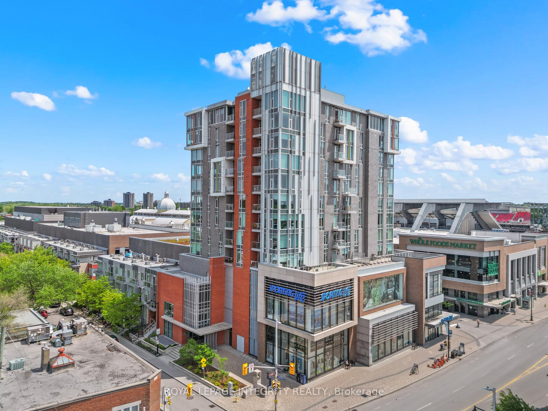 Front of Unit 1107, 118 Holmwood Avenue