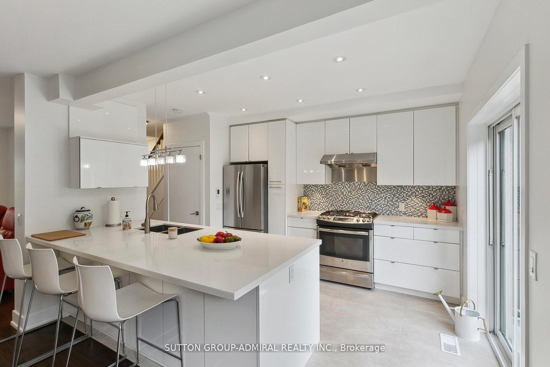 Photo 4 of 34 Elvina Gardens, Toronto, Mount Pleasant East — HOMEH