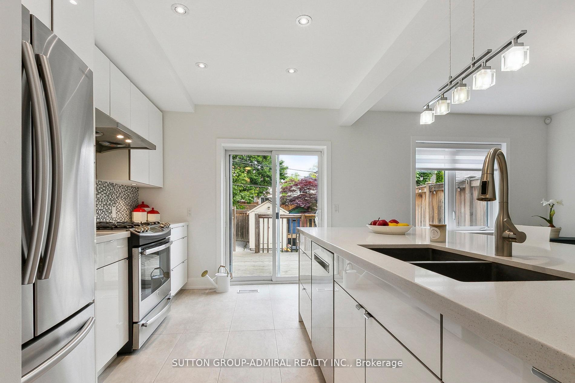 Photo 16 of 34 Elvina Gardens, Toronto, Mount Pleasant East — HOMEH