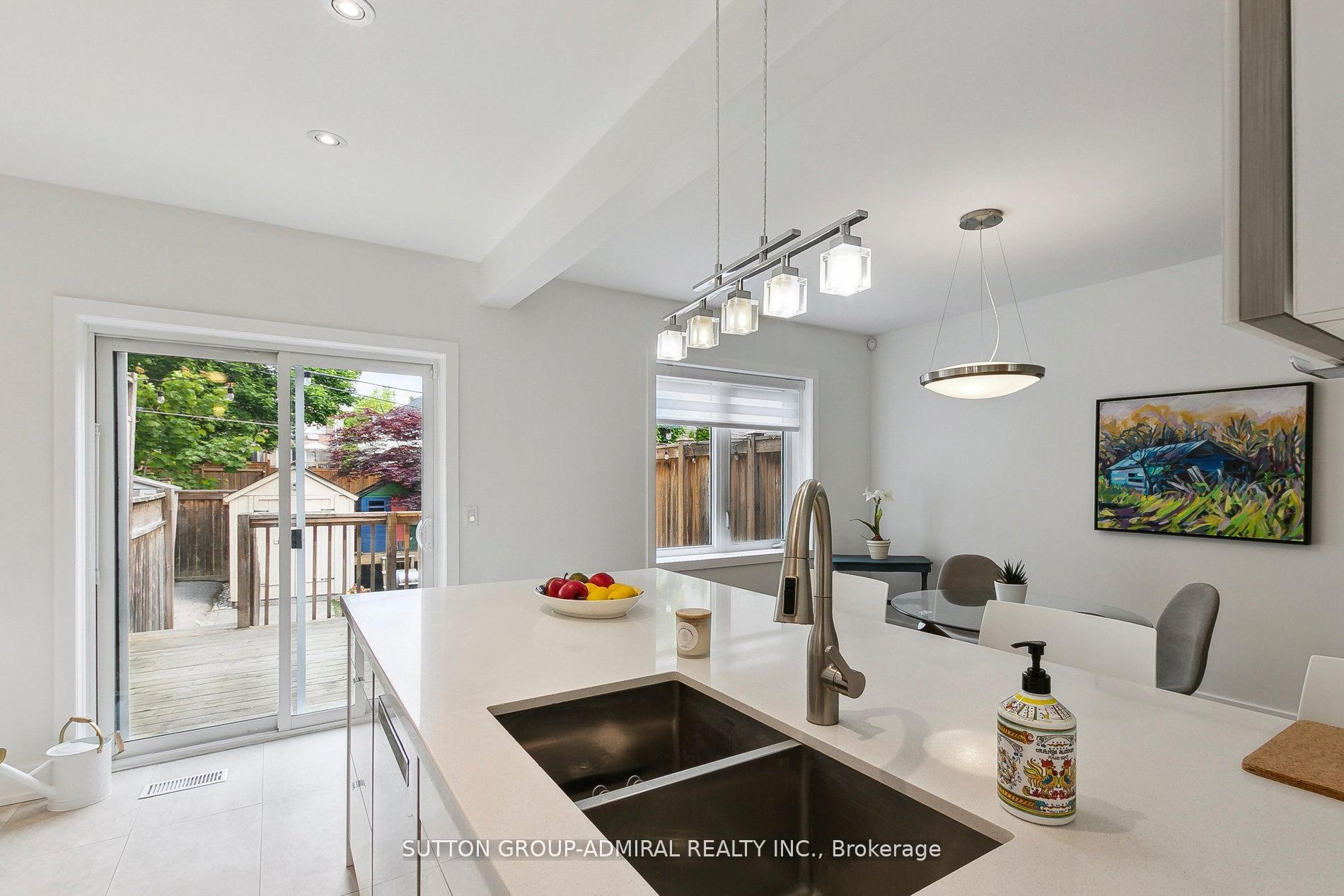 Photo 10 of 34 Elvina Gardens, Toronto, Mount Pleasant East — HOMEH