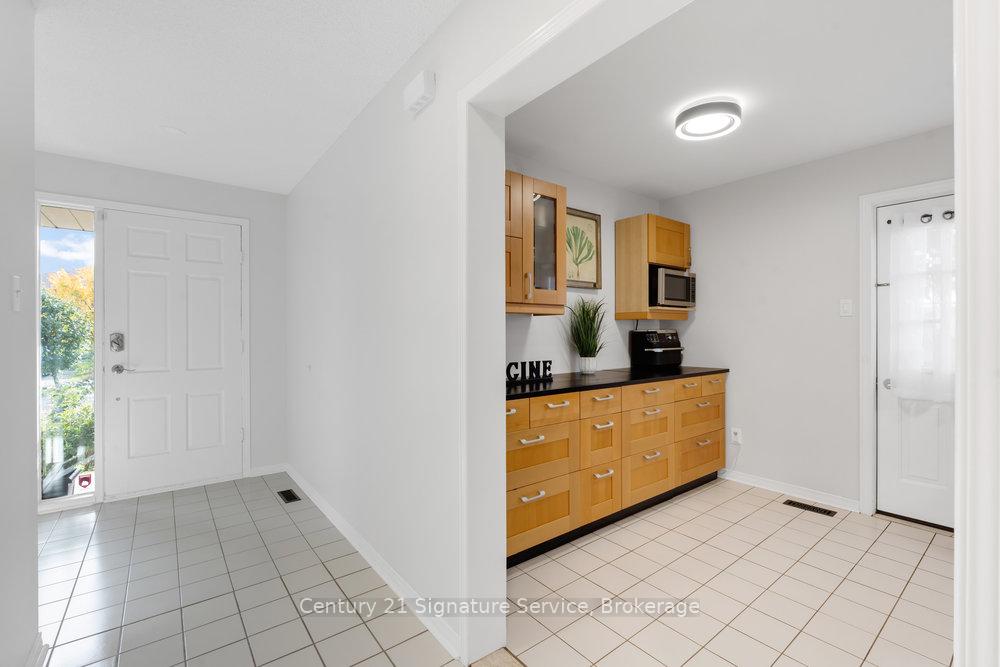 Photo 7 of 80 Dutch Crescent, Brampton, Fletcher's Creek South — HOMEH