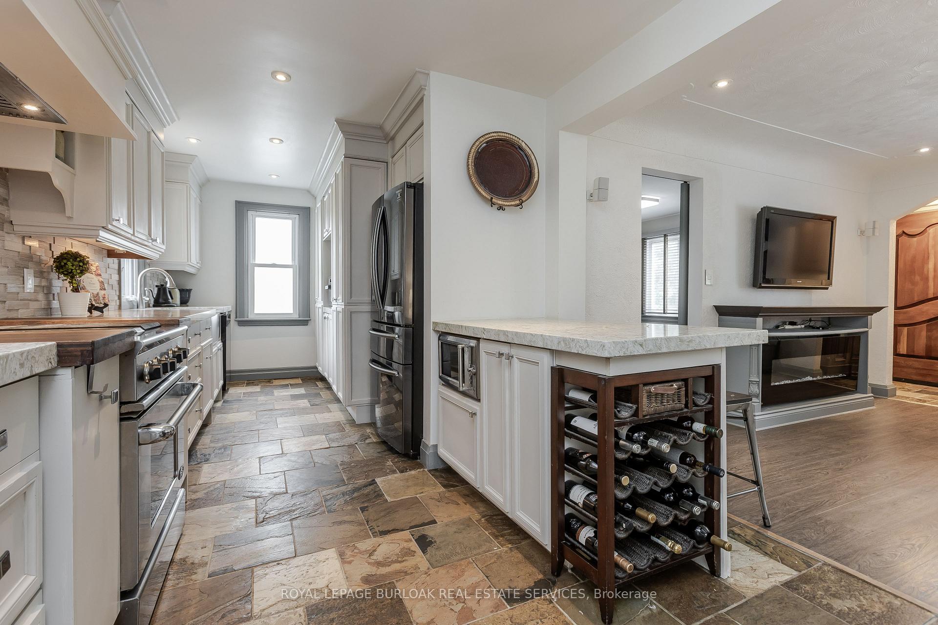 Photo 5 of 1041 Plains View Avenue, Burlington, Bayview — HOMEH