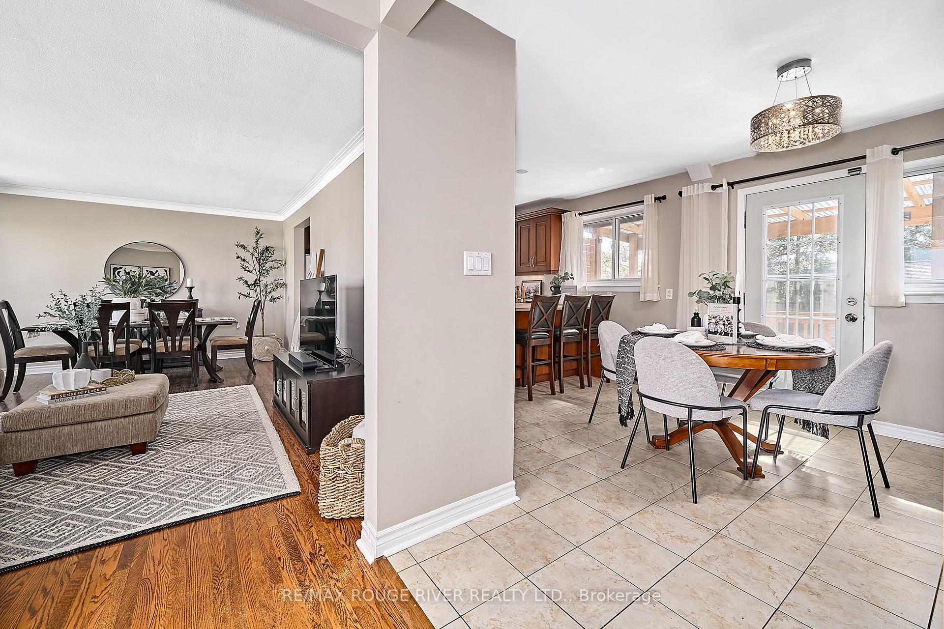 Photo 3 of 718 Gibbons Street, Oshawa, Northglen — HOMEH