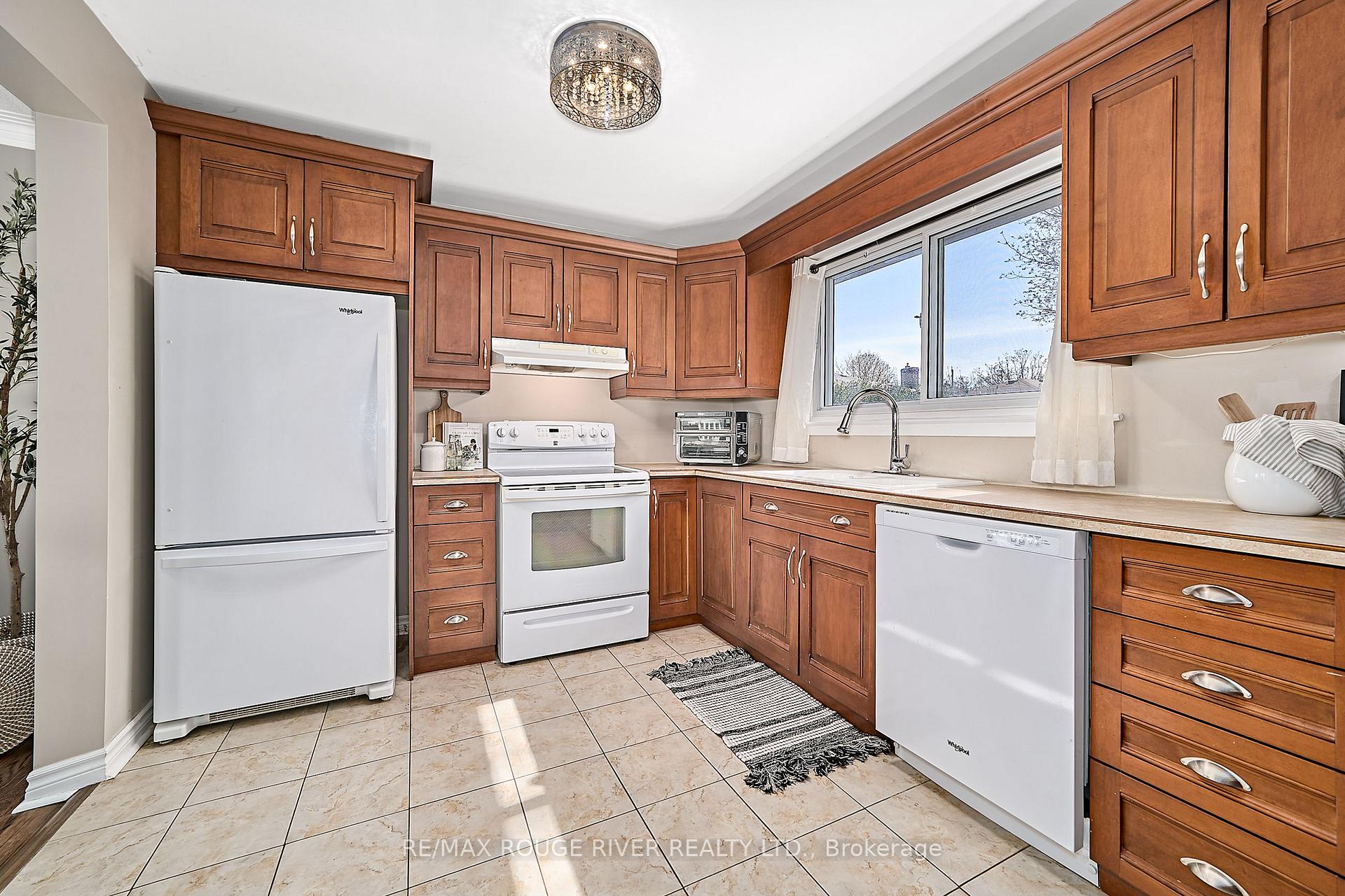 Photo 7 of 718 Gibbons Street, Oshawa, Northglen — HOMEH
