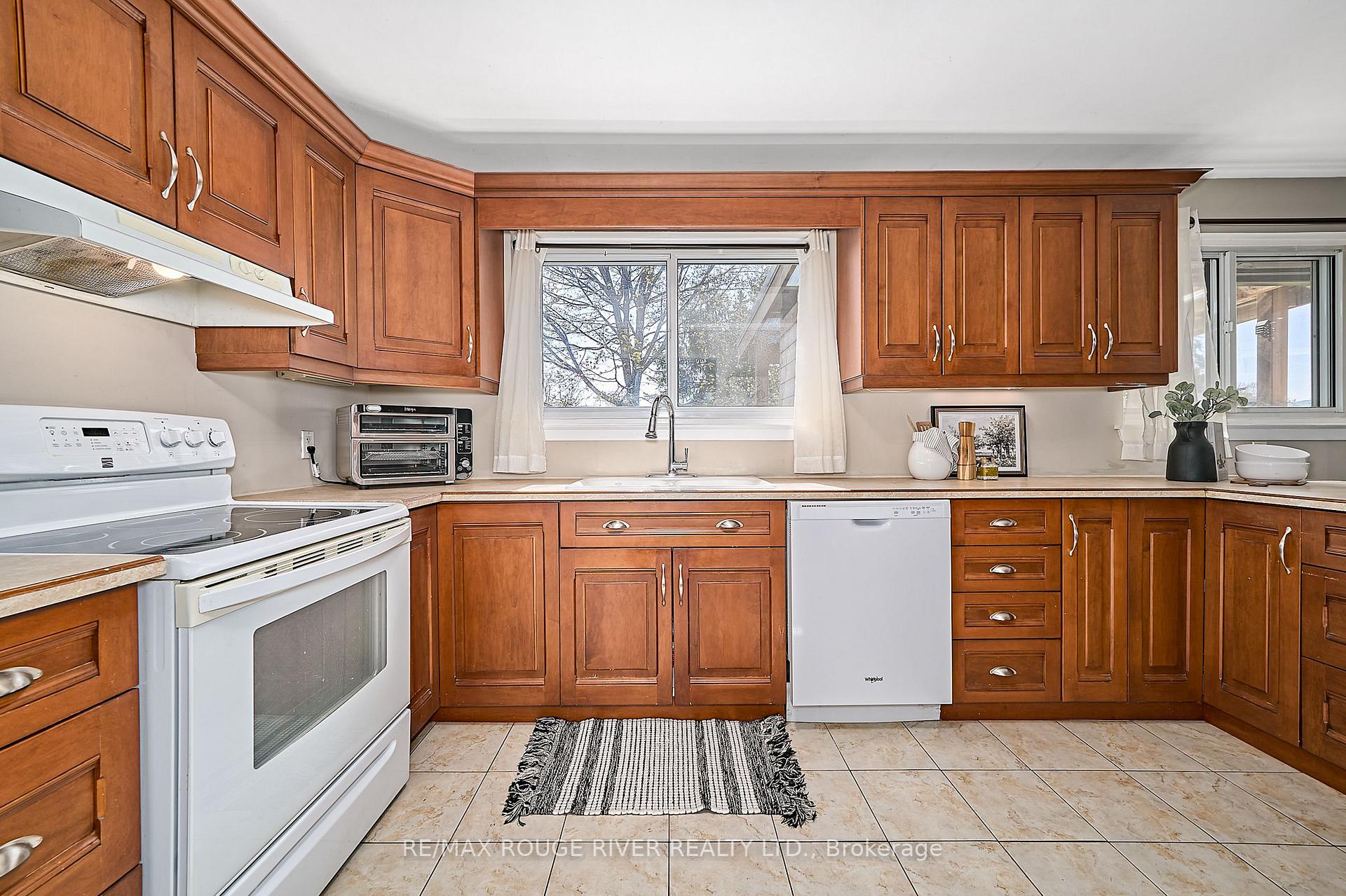 Photo 11 of 718 Gibbons Street, Oshawa, Northglen — HOMEH