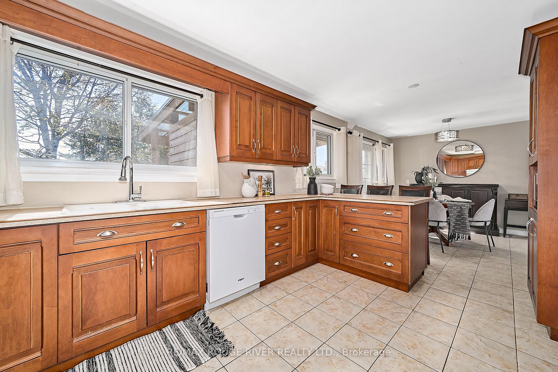 Photo 10 of 718 Gibbons Street, Oshawa, Northglen — HOMEH