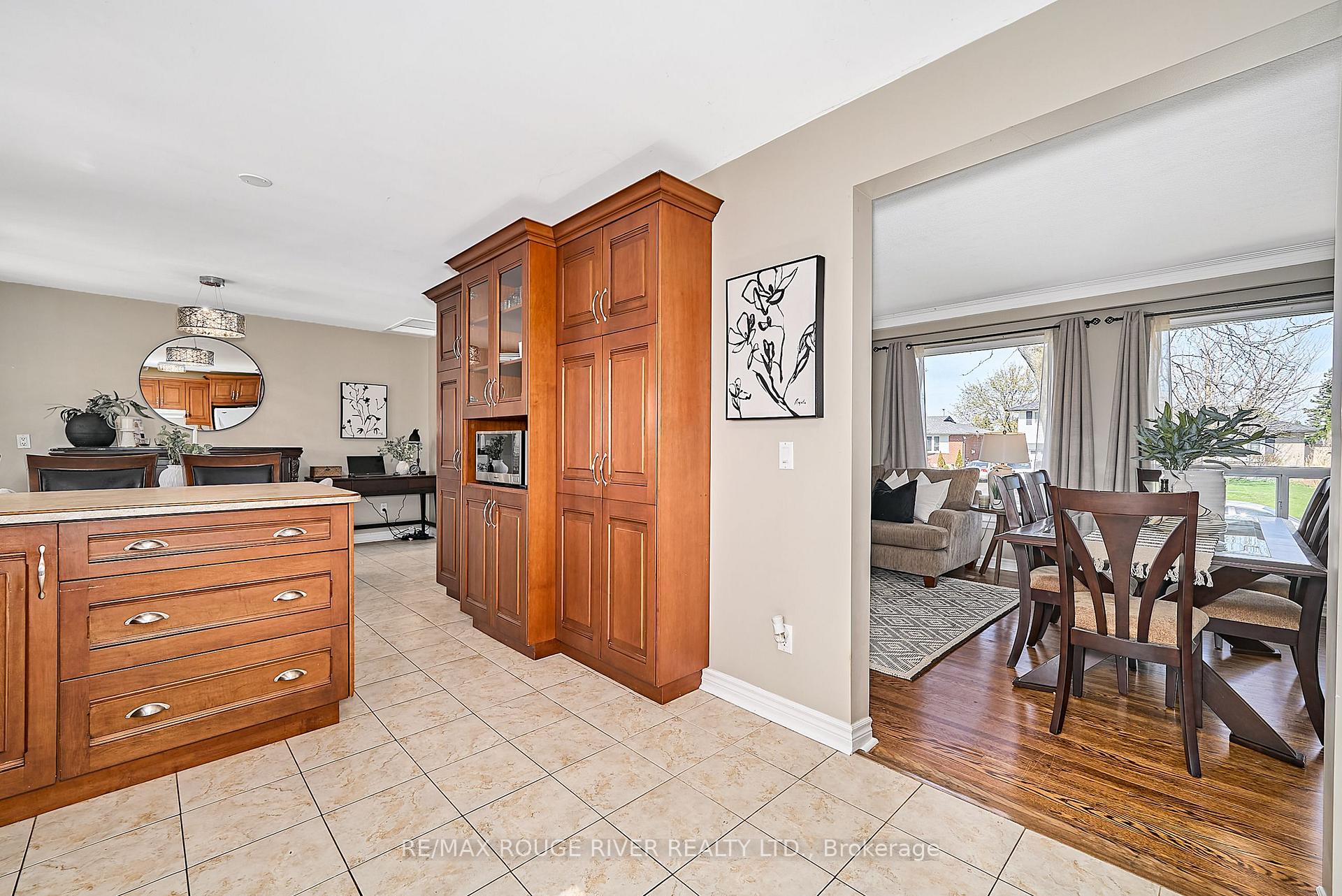 Photo 9 of 718 Gibbons Street, Oshawa, Northglen — HOMEH