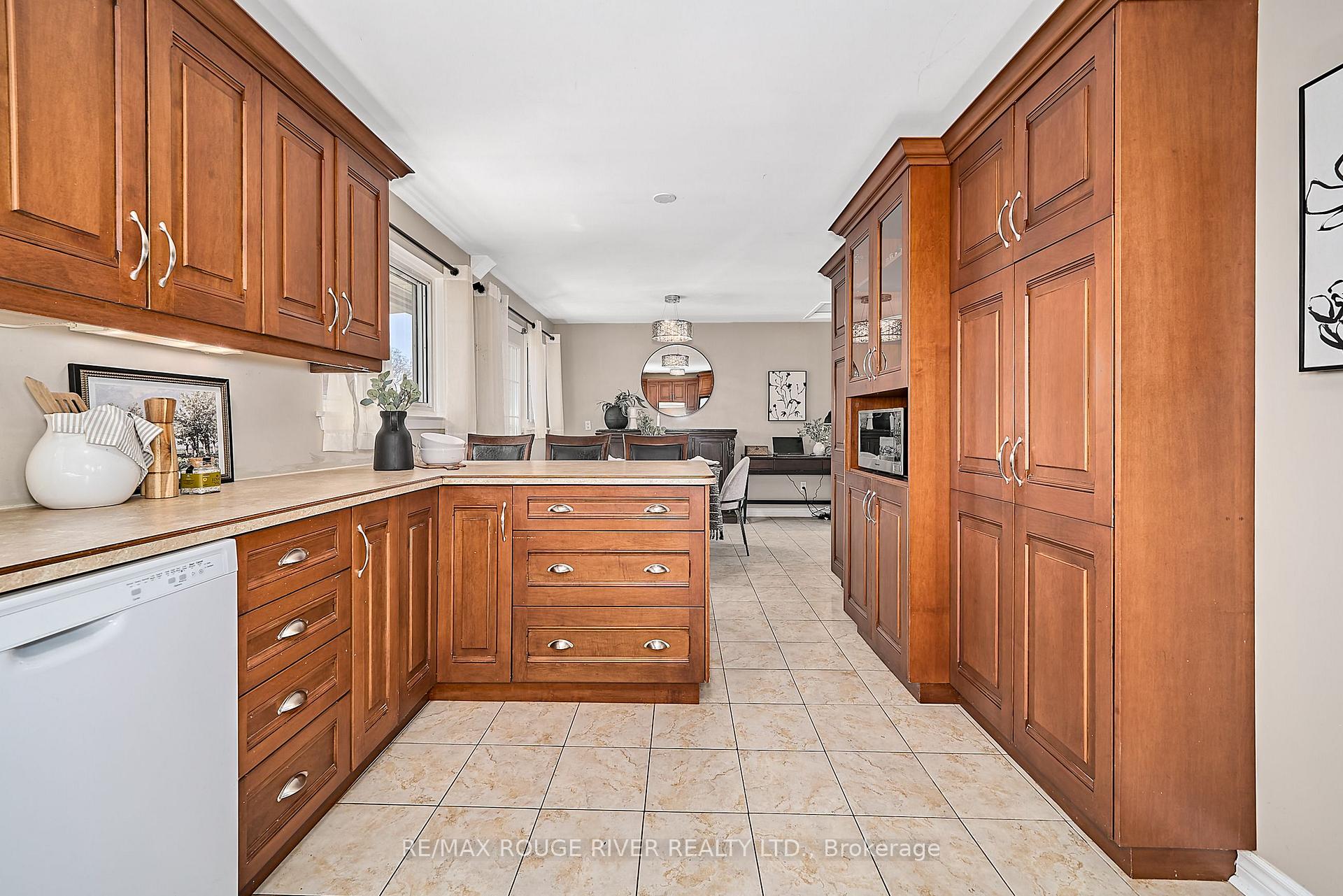 Photo 14 of 718 Gibbons Street, Oshawa, Northglen — HOMEH