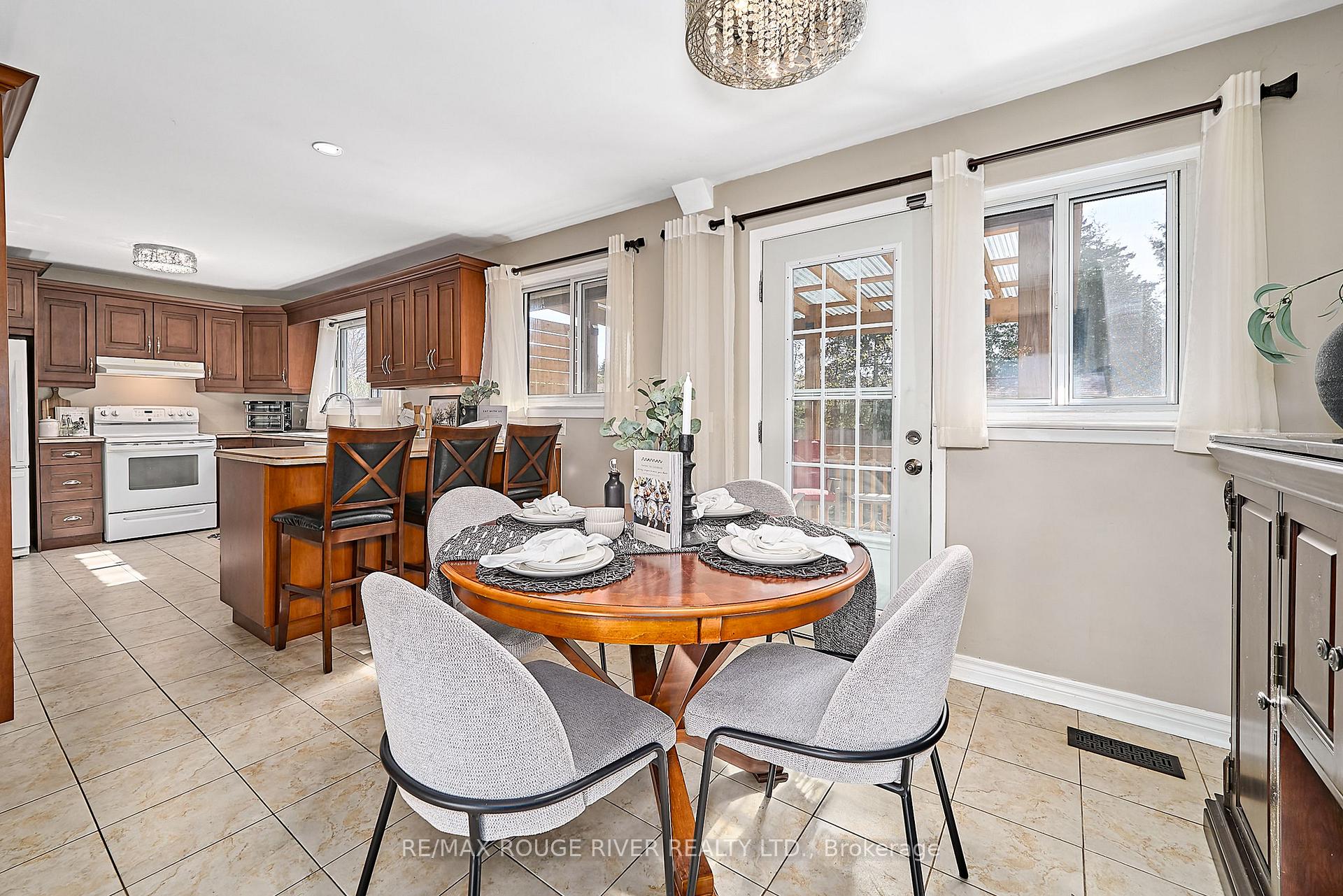 Photo 12 of 718 Gibbons Street, Oshawa, Northglen — HOMEH
