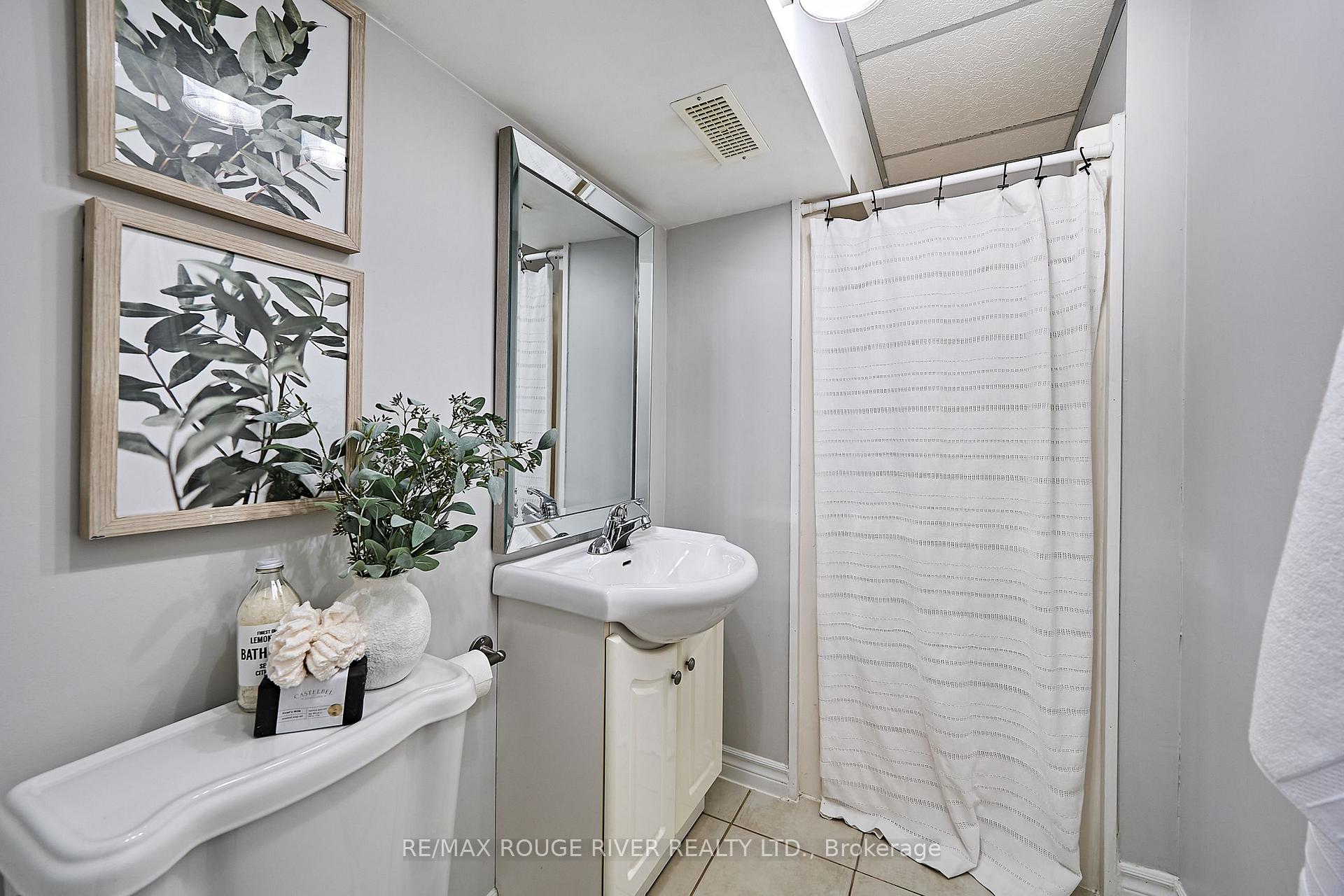 Photo 33 of 718 Gibbons Street, Oshawa, Northglen — HOMEH