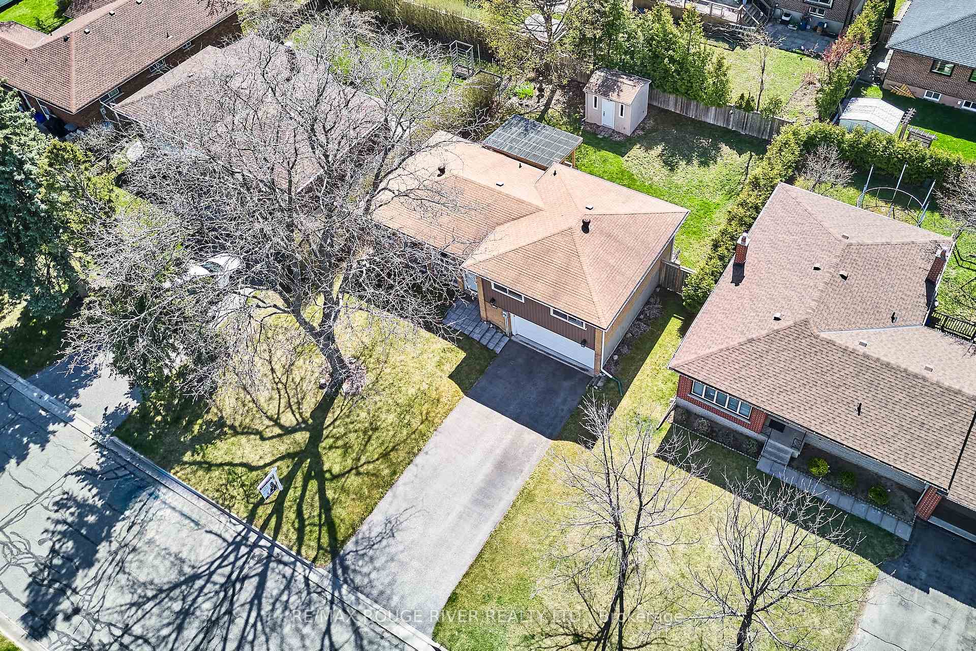 Photo 36 of 718 Gibbons Street, Oshawa, Northglen — HOMEH