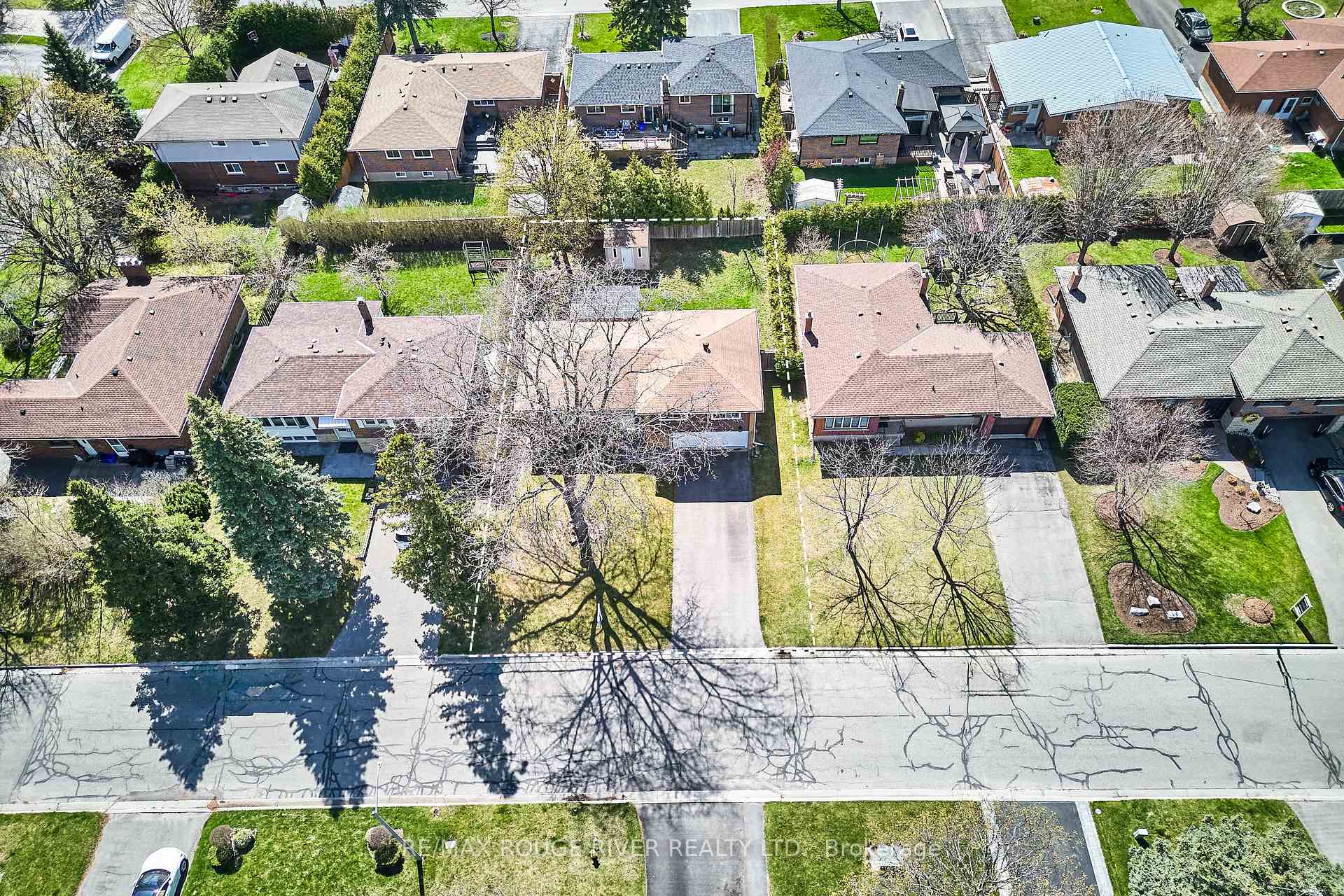 Photo 29 of 718 Gibbons Street, Oshawa, Northglen — HOMEH