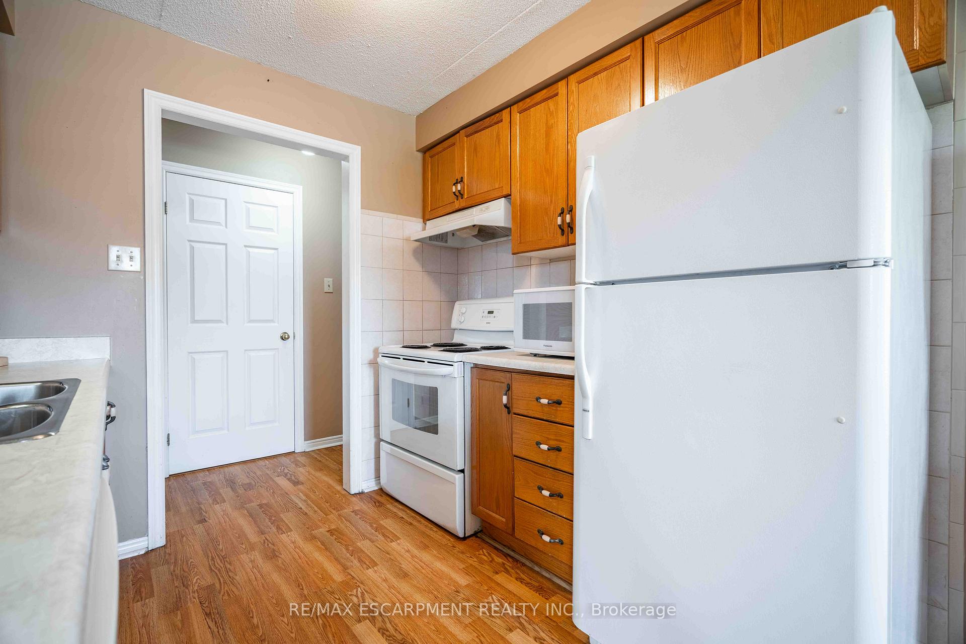 Photo 9 of Unit 216, 416 Limeridge Road E, Hamilton, Bruleville — HOMEH