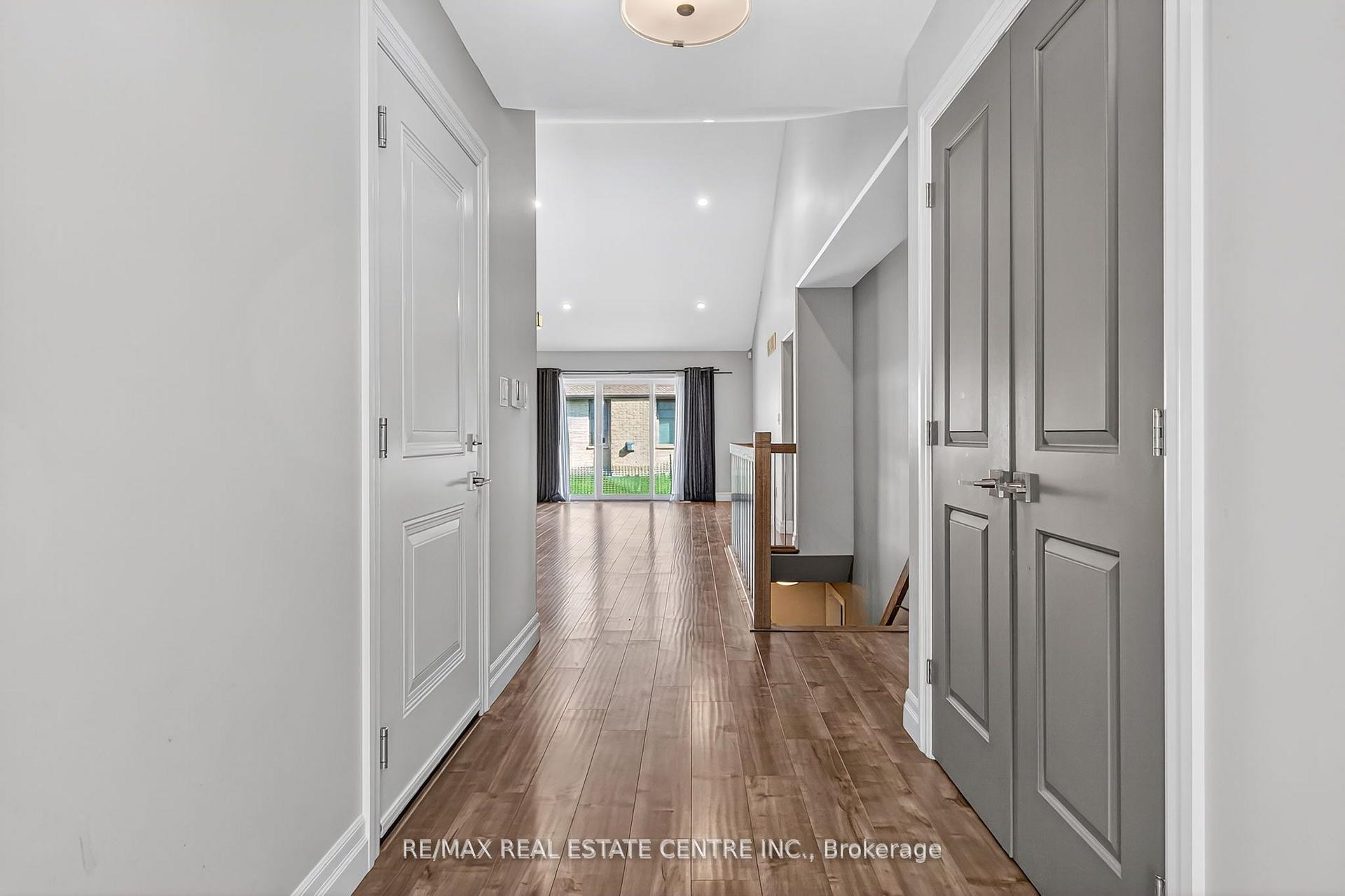 Photo 4 of 520 Molinari Street, Sarnia — HOMEH