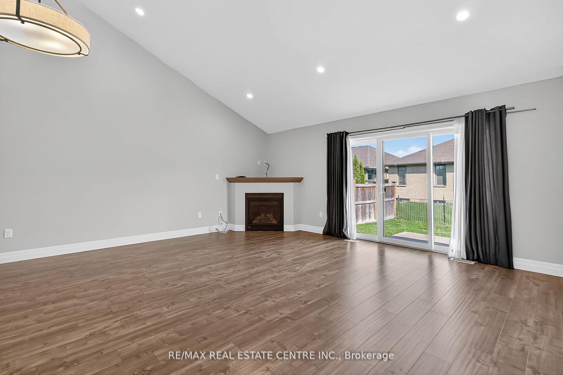 Photo 2 of 520 Molinari Street, Sarnia — HOMEH