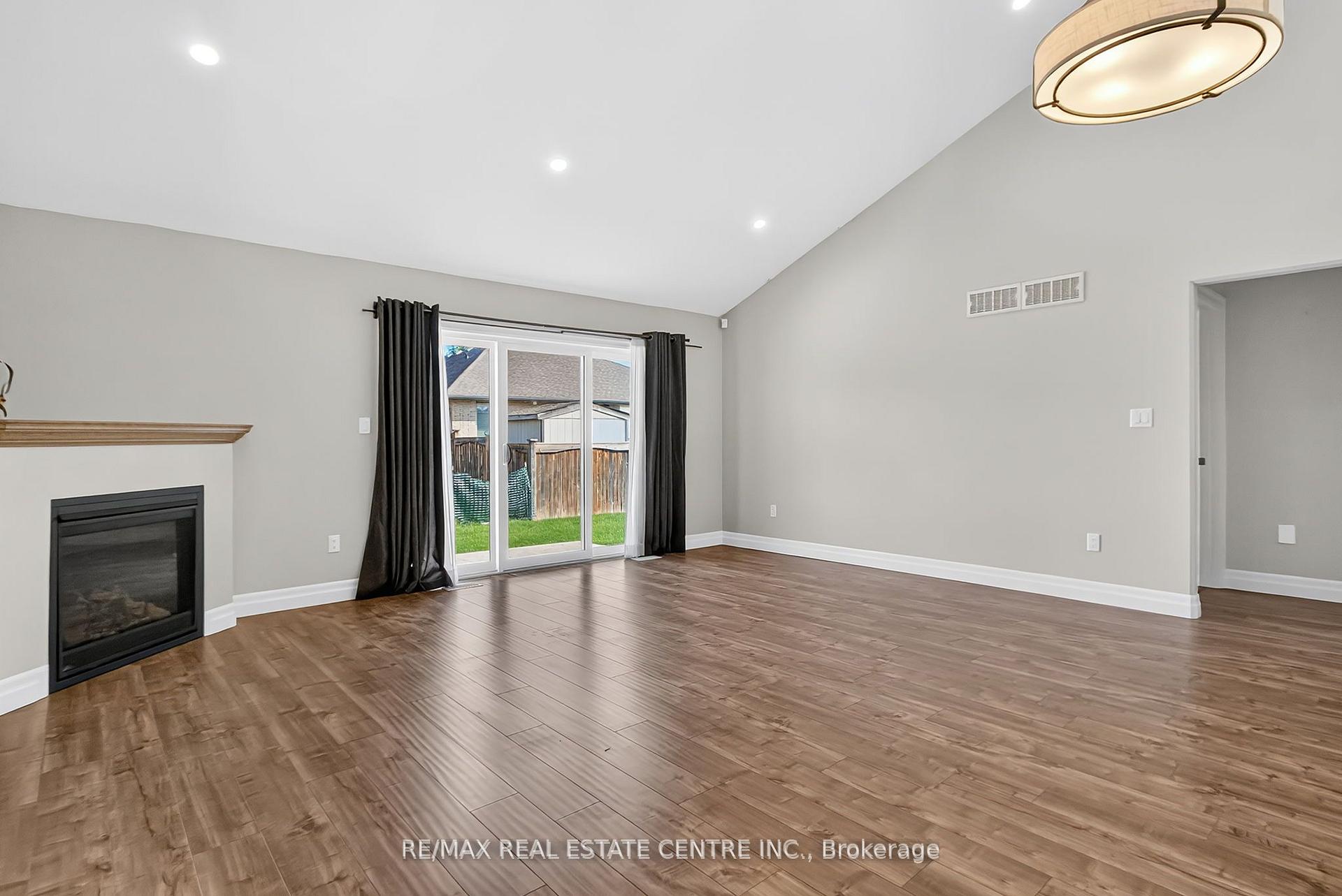 Photo 6 of 520 Molinari Street, Sarnia — HOMEH