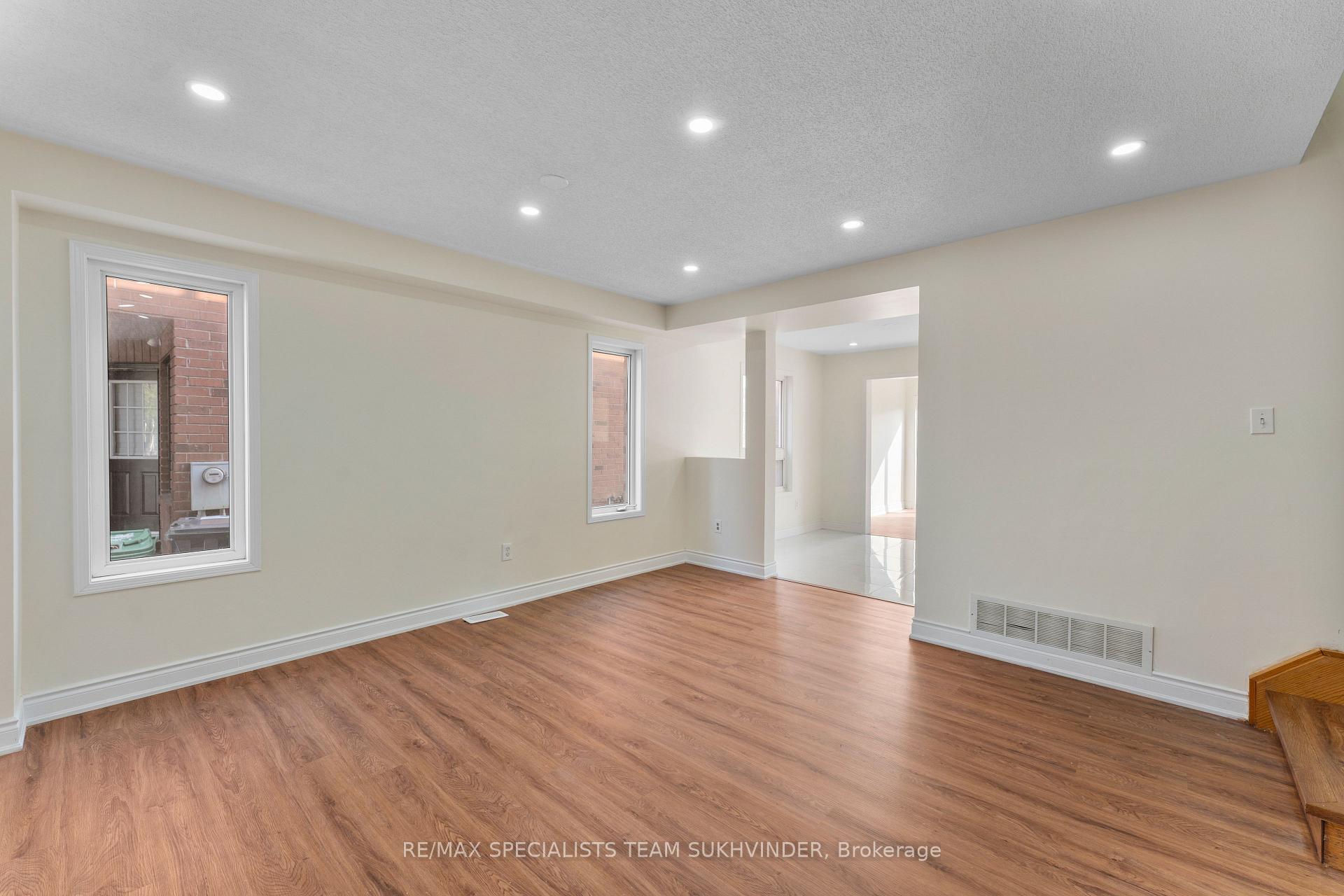 Photo 2 of 21 Thunderbird Trail, Brampton, Sandringham-Wellington — HOMEH