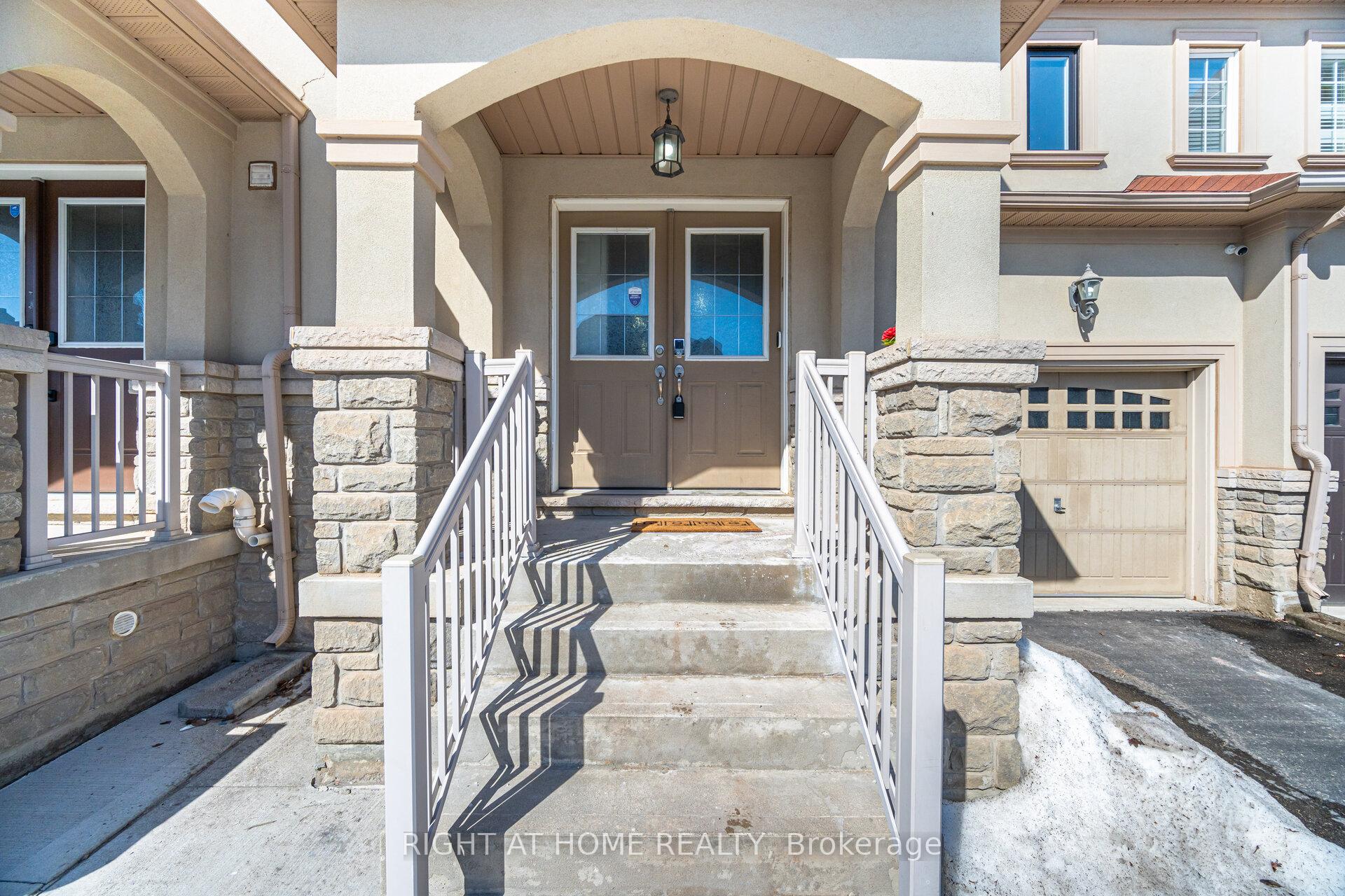 Photo 4 of 20 Beachville Circle, Brampton, Credit Valley — HOMEH