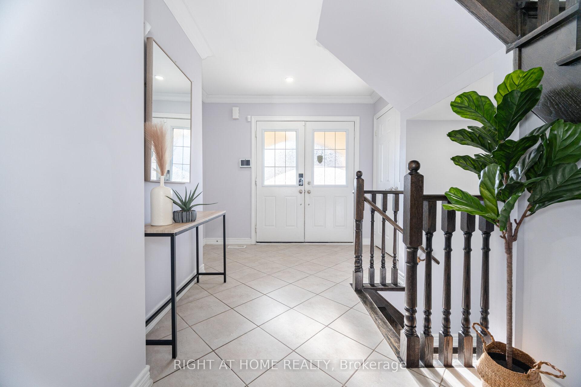 Photo 2 of 20 Beachville Circle, Brampton, Credit Valley — HOMEH