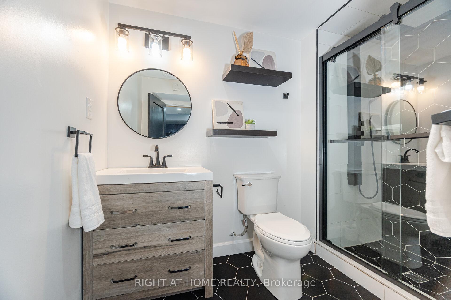 Photo 13 of 20 Beachville Circle, Brampton, Credit Valley — HOMEH