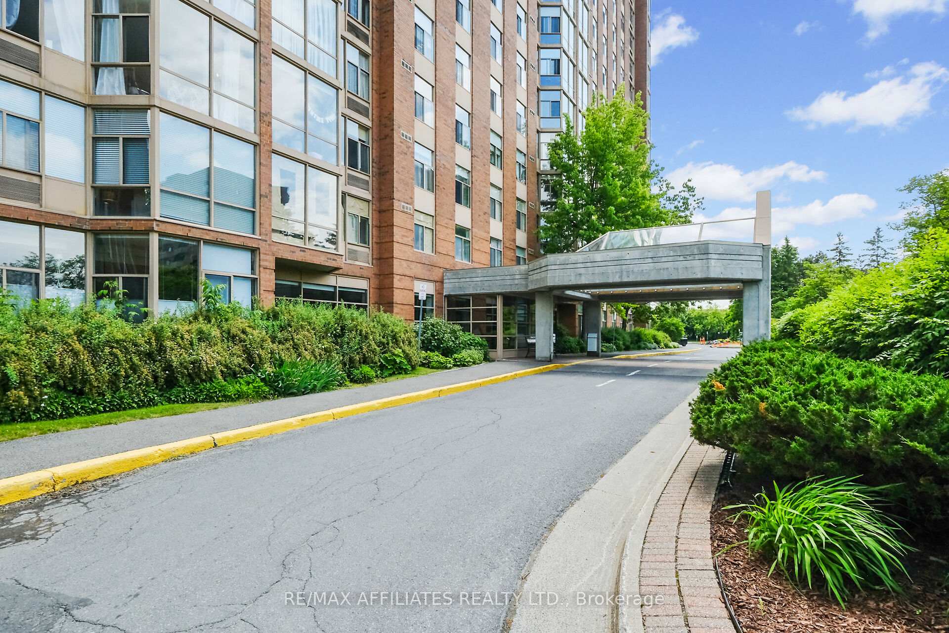 Photo 5 of Unit U1503, 2759 Carousel Crescent, Ottawa, Emerald Woods/Sawmill Creek — HOMEH