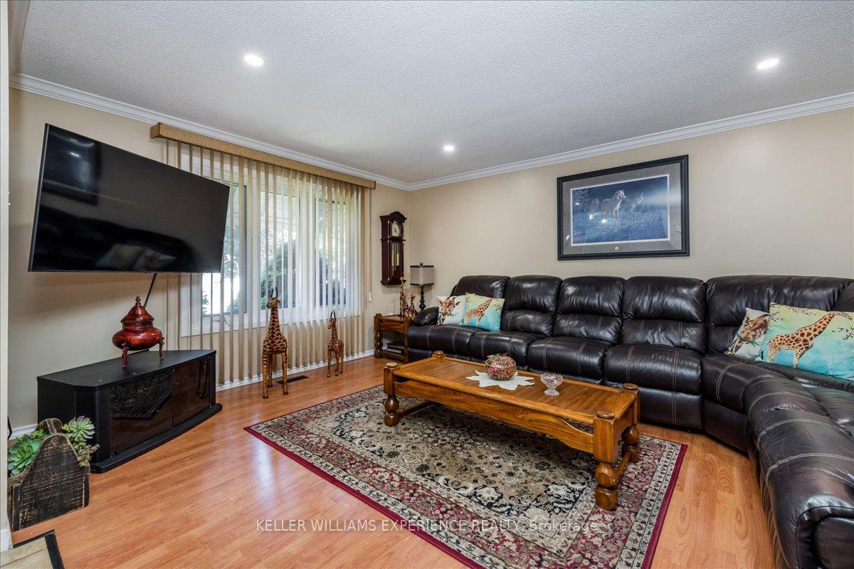 Photo 5 of 92 Hickling Trail, Barrie, Grove East — HOMEH