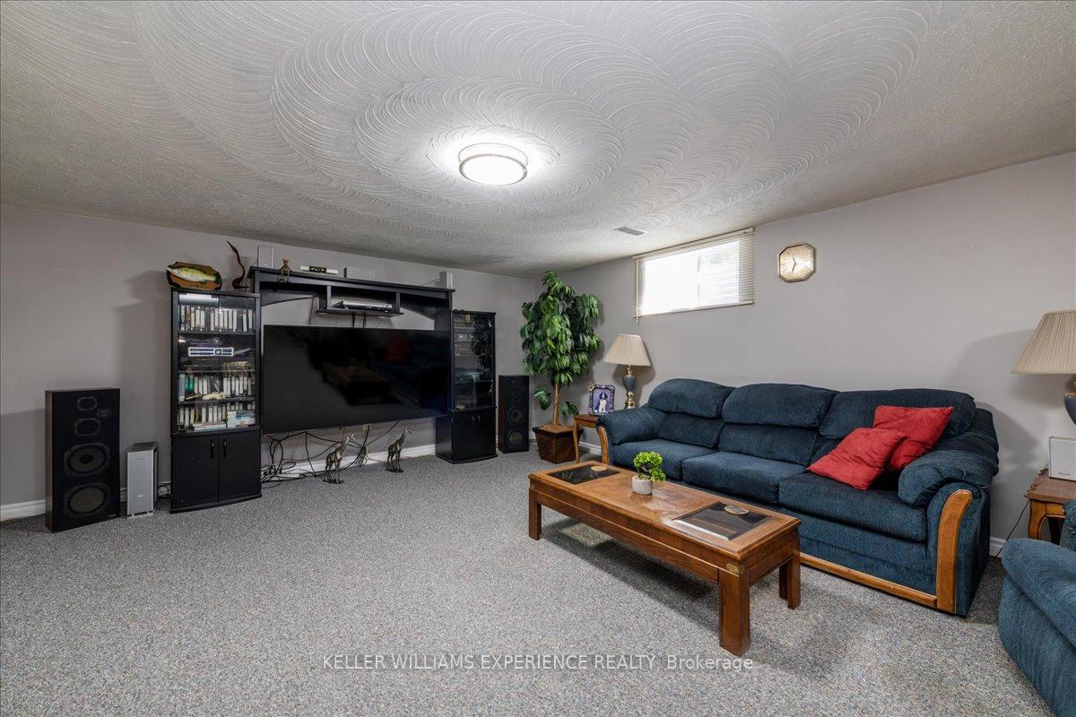 Photo 16 of 92 Hickling Trail, Barrie, Grove East — HOMEH