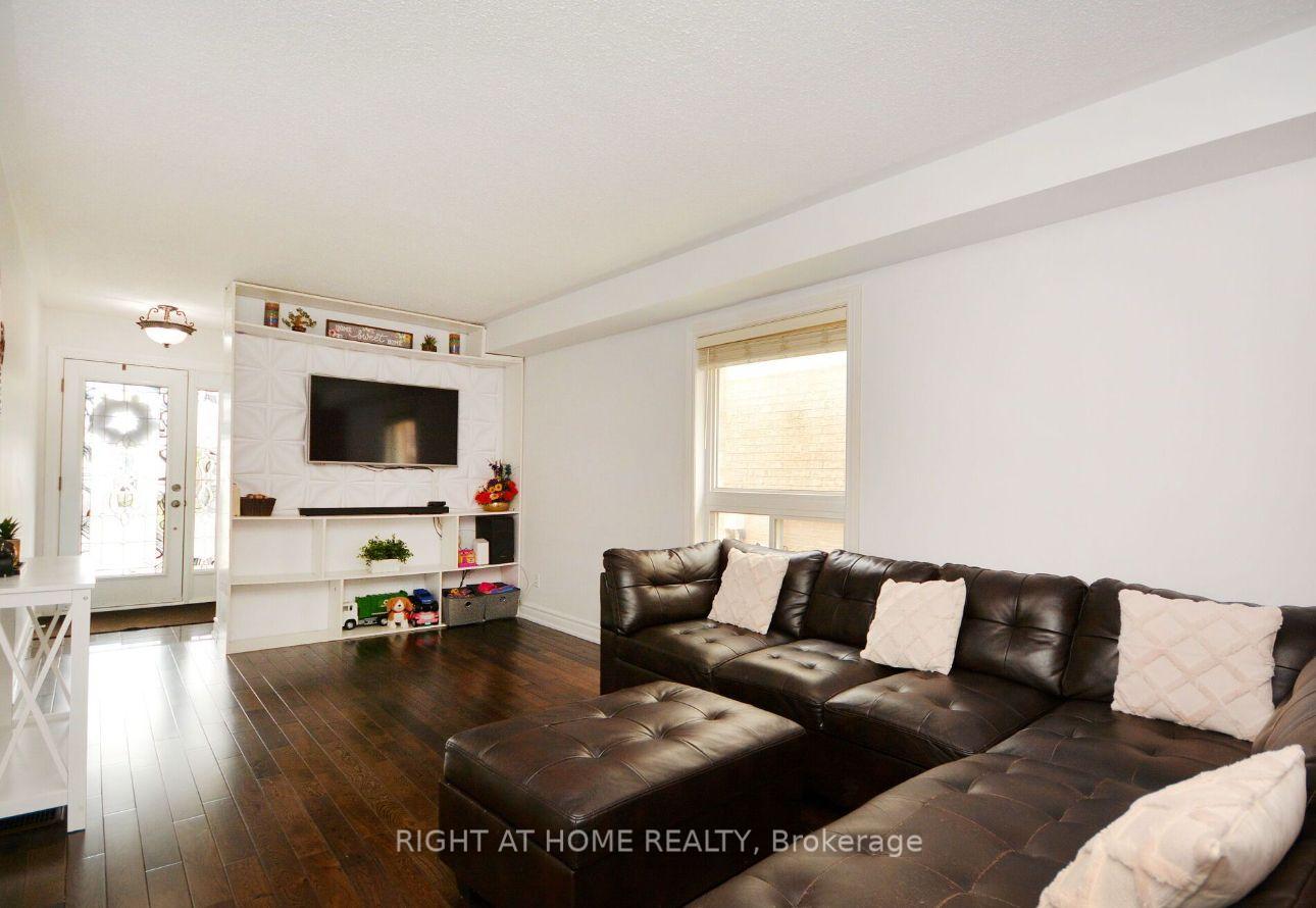 Photo 6 of 30 Oakmeadow Drive N, Brampton, Fletcher's Meadow — HOMEH