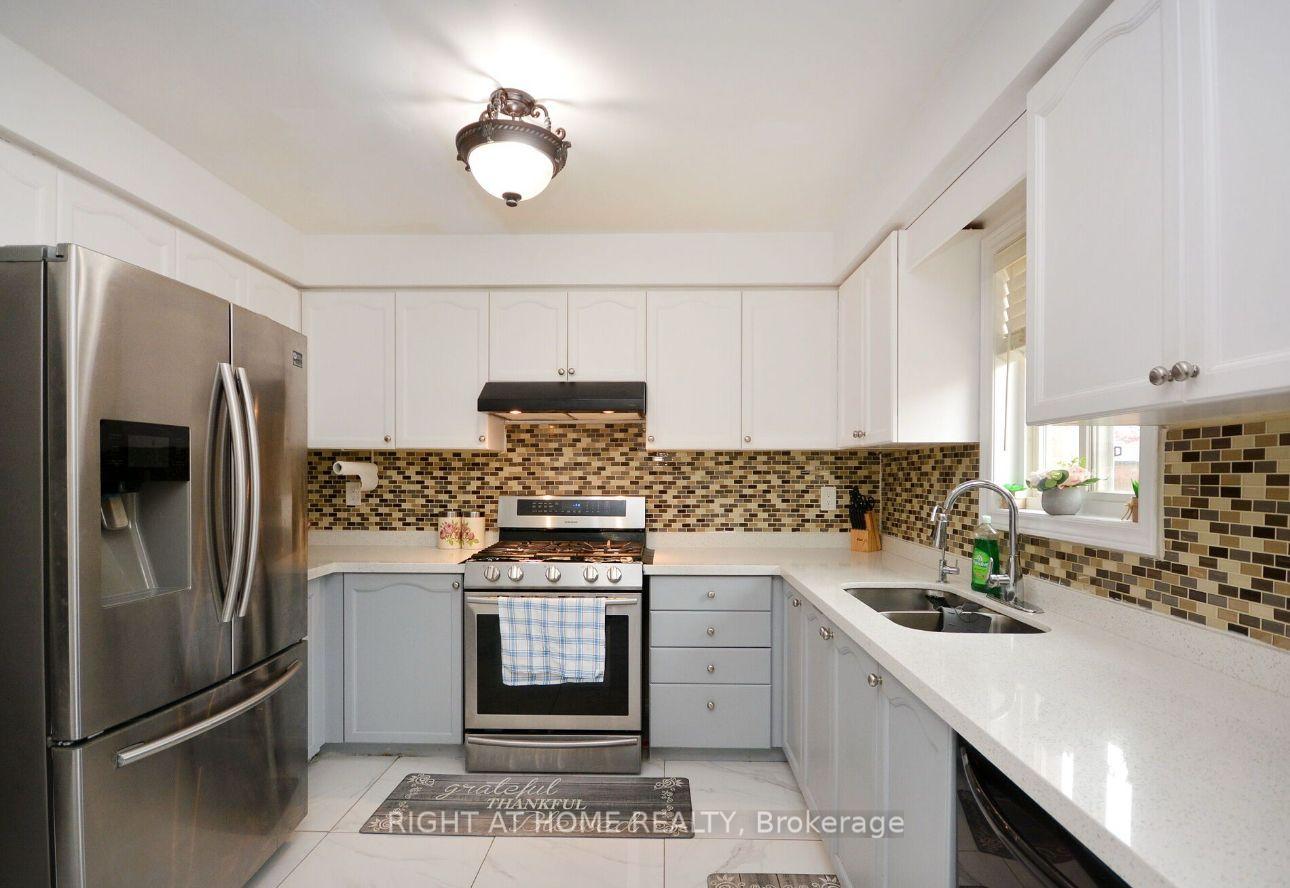 Photo 2 of 30 Oakmeadow Drive N, Brampton, Fletcher's Meadow — HOMEH