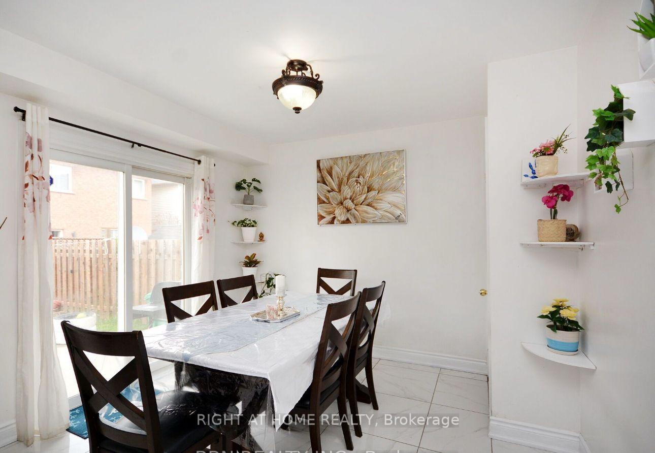 Photo 9 of 30 Oakmeadow Drive N, Brampton, Fletcher's Meadow — HOMEH