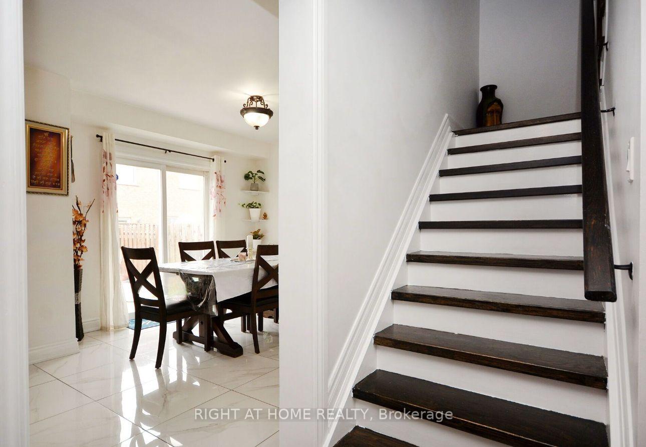 Photo 5 of 30 Oakmeadow Drive N, Brampton, Fletcher's Meadow — HOMEH