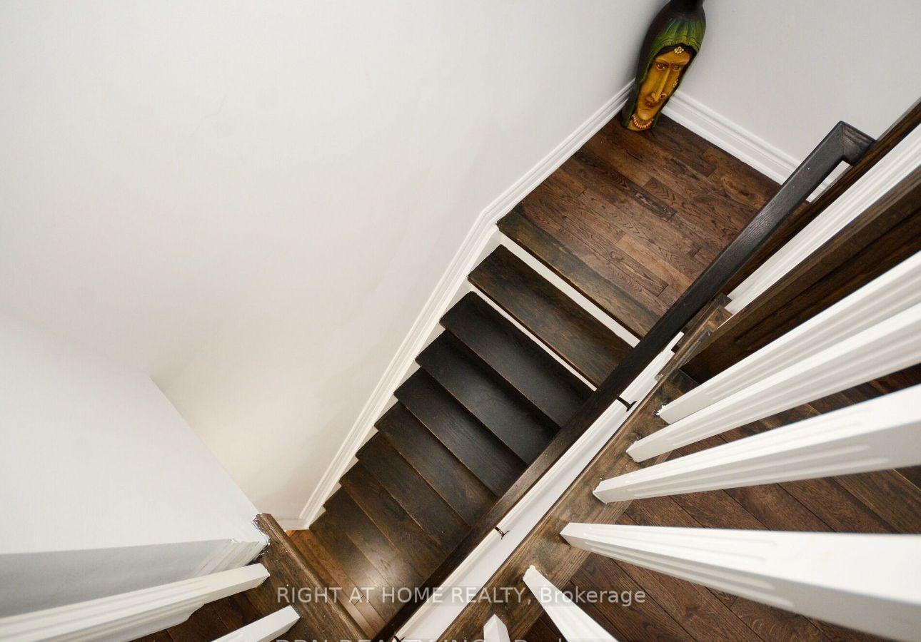 Photo 3 of 30 Oakmeadow Drive N, Brampton, Fletcher's Meadow — HOMEH
