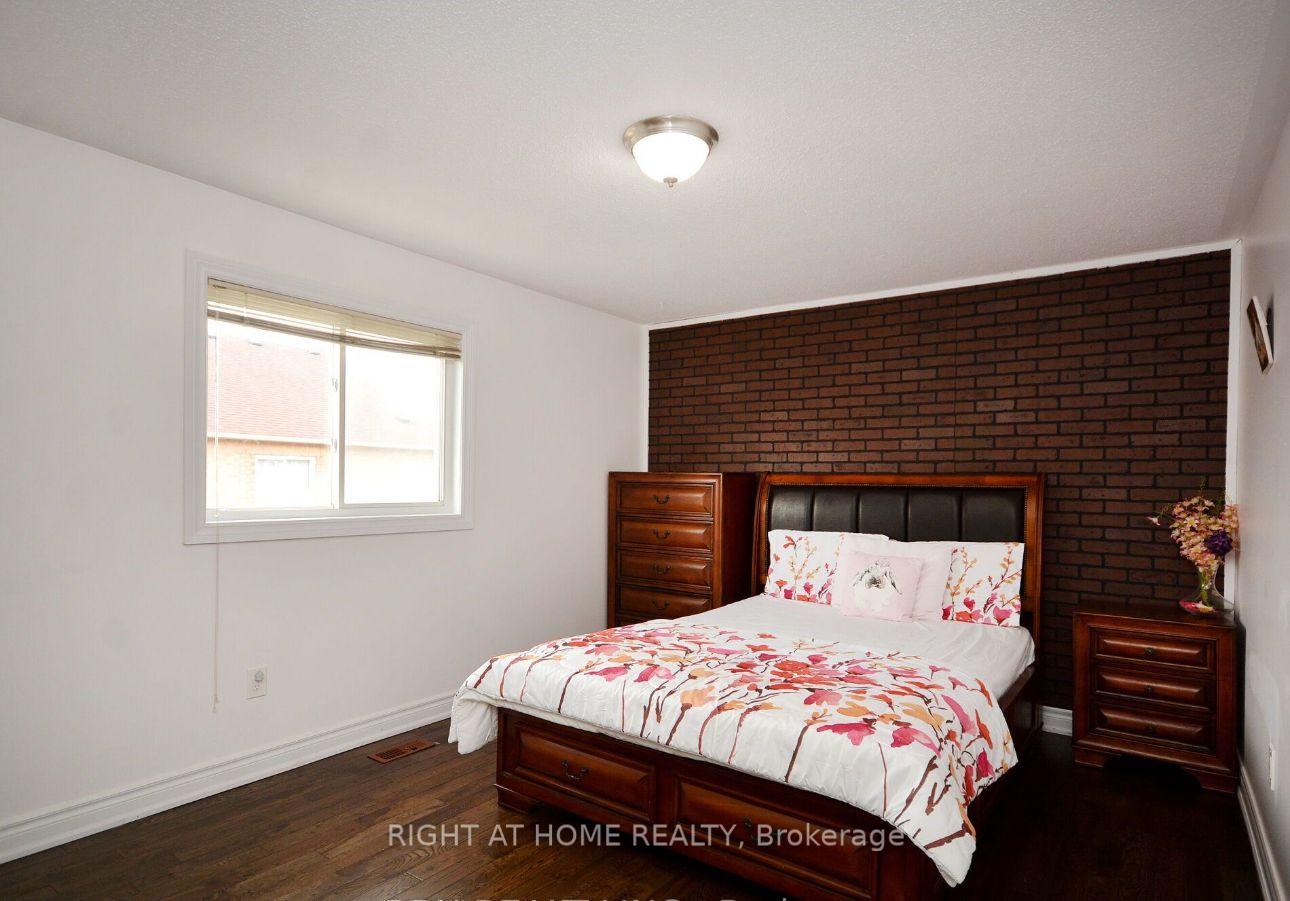 Photo 8 of 30 Oakmeadow Drive N, Brampton, Fletcher's Meadow — HOMEH