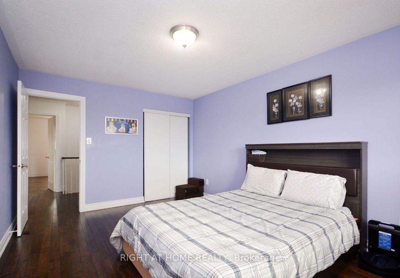 Photo 7 of 30 Oakmeadow Drive N, Brampton, Fletcher's Meadow — HOMEH