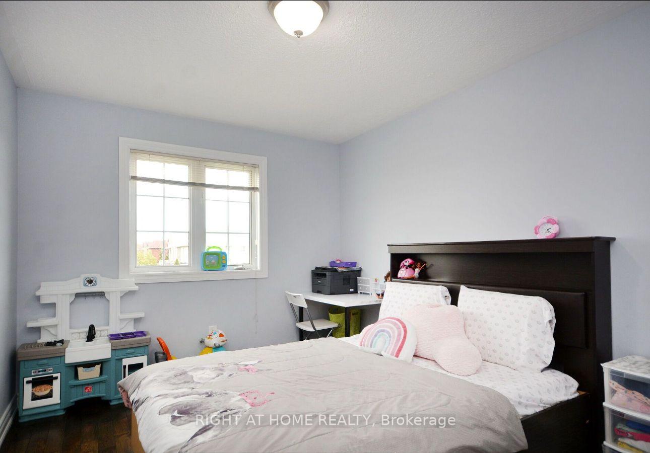 Photo 10 of 30 Oakmeadow Drive N, Brampton, Fletcher's Meadow — HOMEH