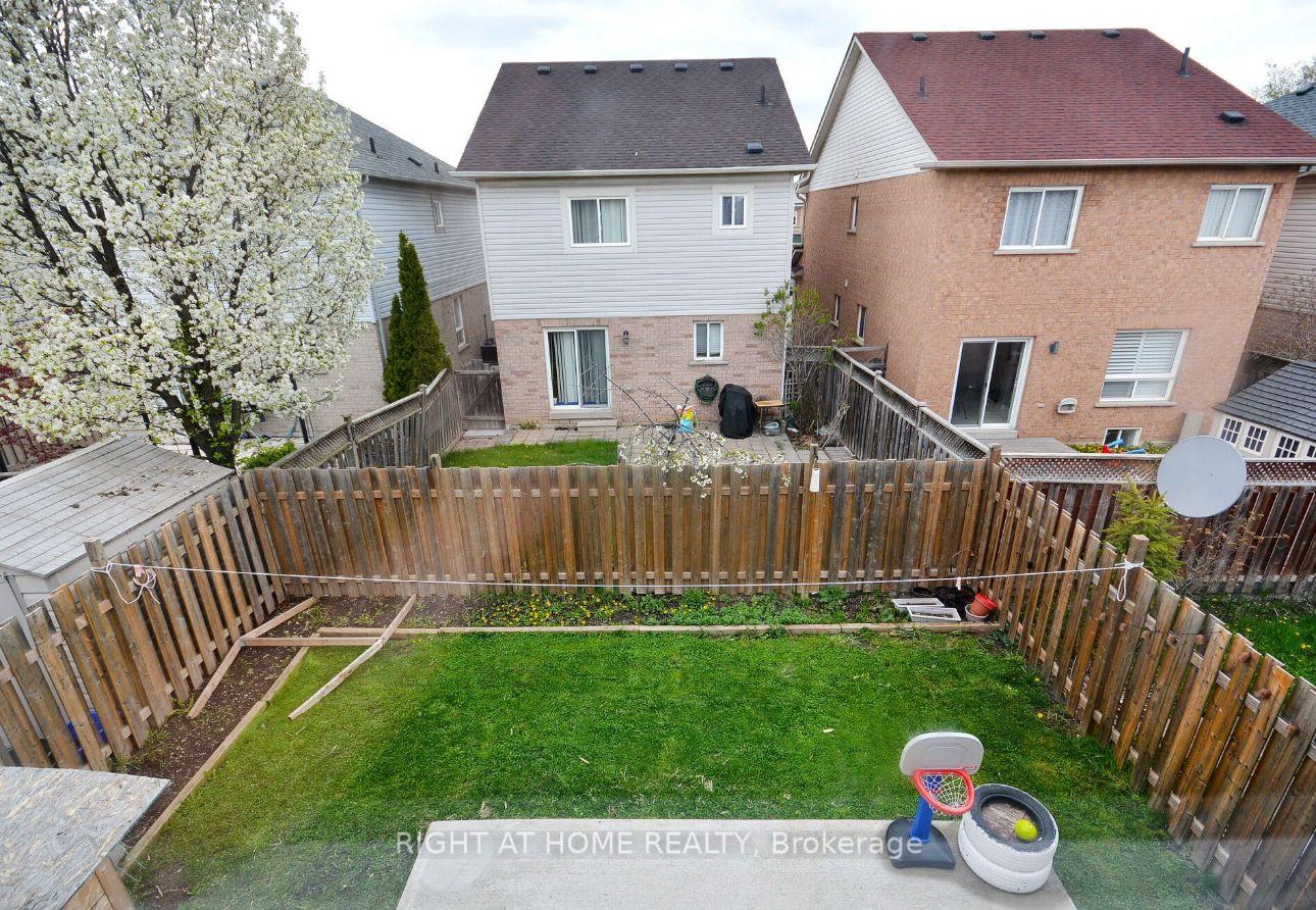 Photo 12 of 30 Oakmeadow Drive N, Brampton, Fletcher's Meadow — HOMEH