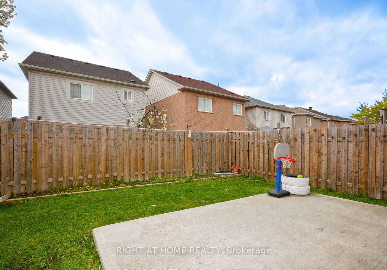Photo 11 of 30 Oakmeadow Drive N, Brampton, Fletcher's Meadow — HOMEH