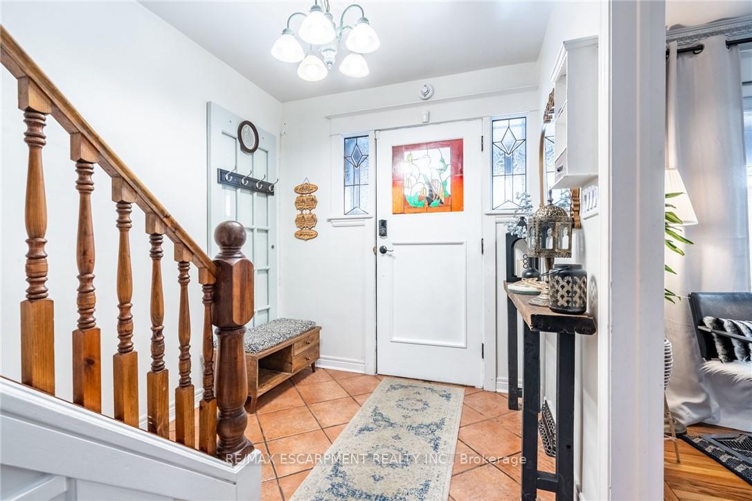 Photo 13 of 164 Edgemont Street S, Hamilton, Delta — HOMEH