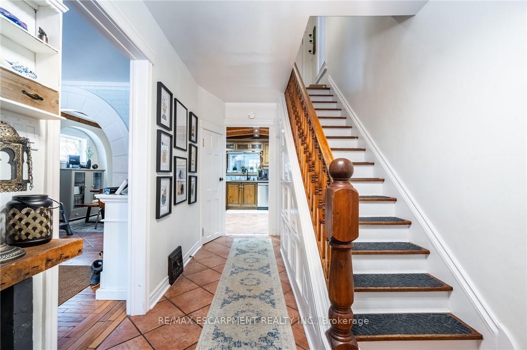 Photo 3 of 164 Edgemont Street S, Hamilton, Delta — HOMEH